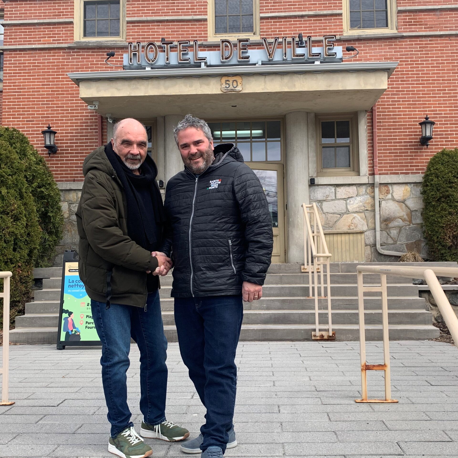 Réjean Gaudreau, citoyen de Sainte-Agathe et Frédéric Broué, maire de la Ville. Photo Emmanuelle M.-Verschaeve
