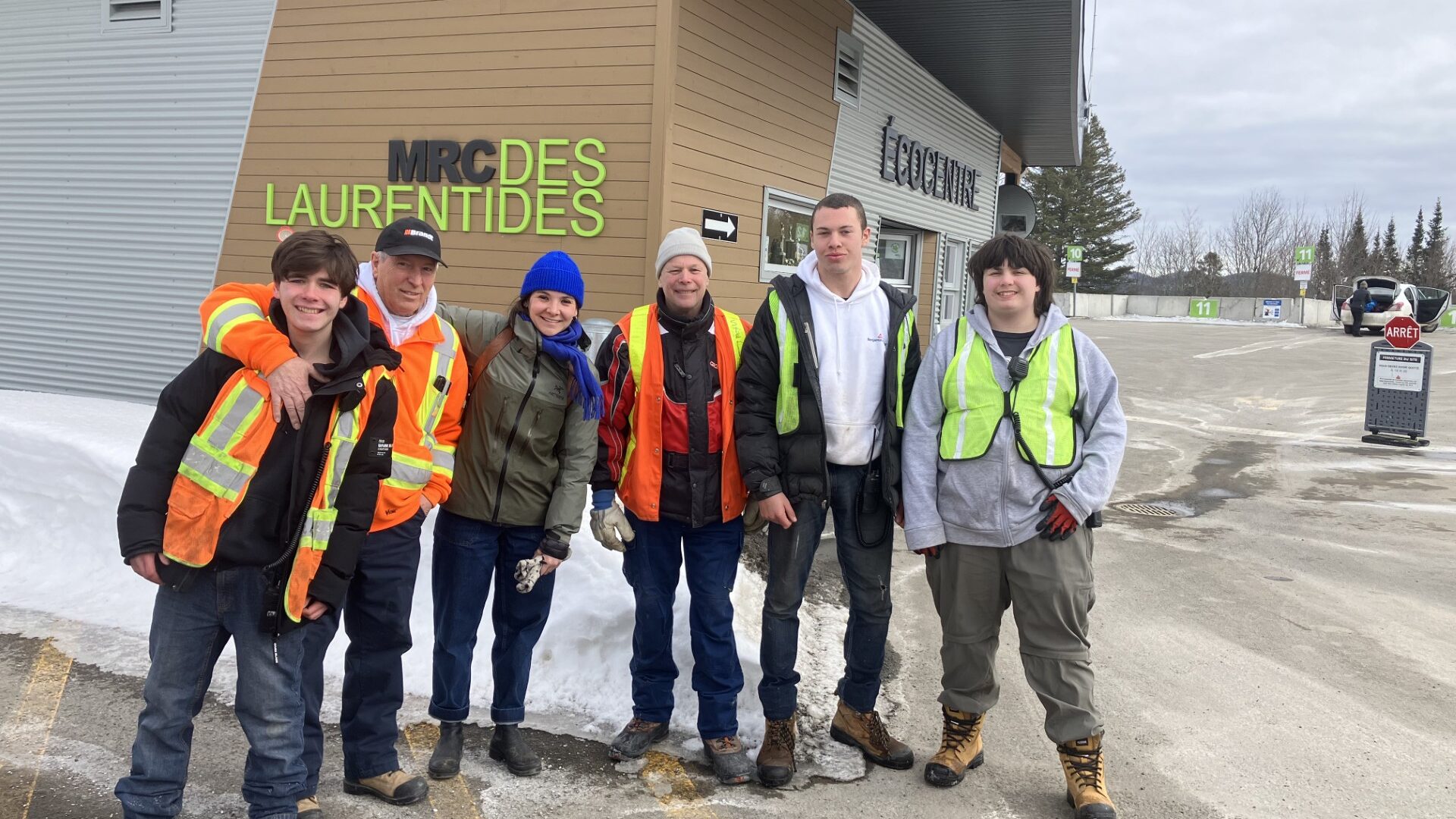 À l’écocentre, Alexane Ferland est entourée d’une partie de son équipe de la Recyclerie des matériaux. Photo gracieuseté 