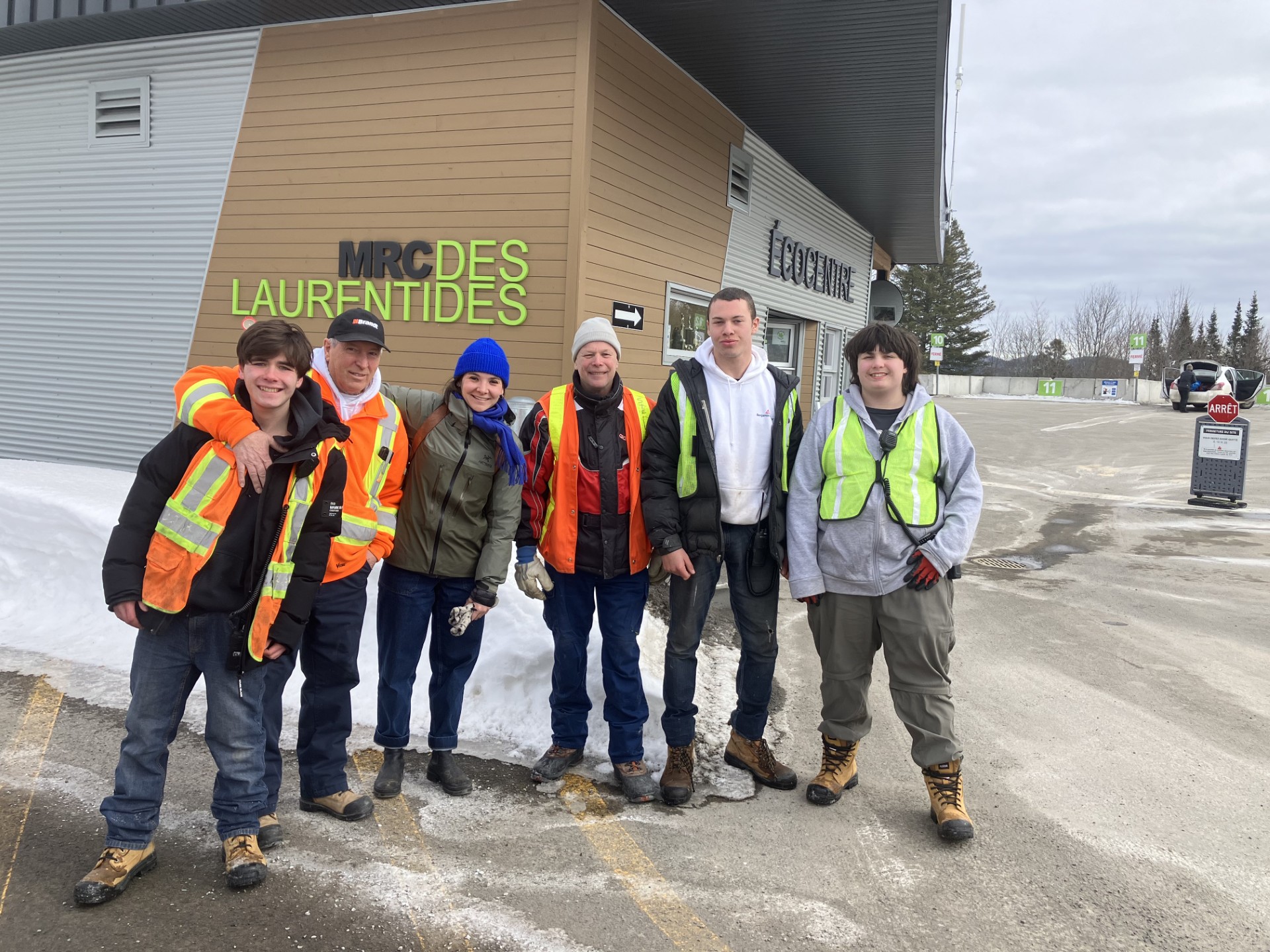 À l’écocentre, Alexane Ferland est entourée d’une partie de son équipe de la Recyclerie des matériaux. Photo gracieuseté 