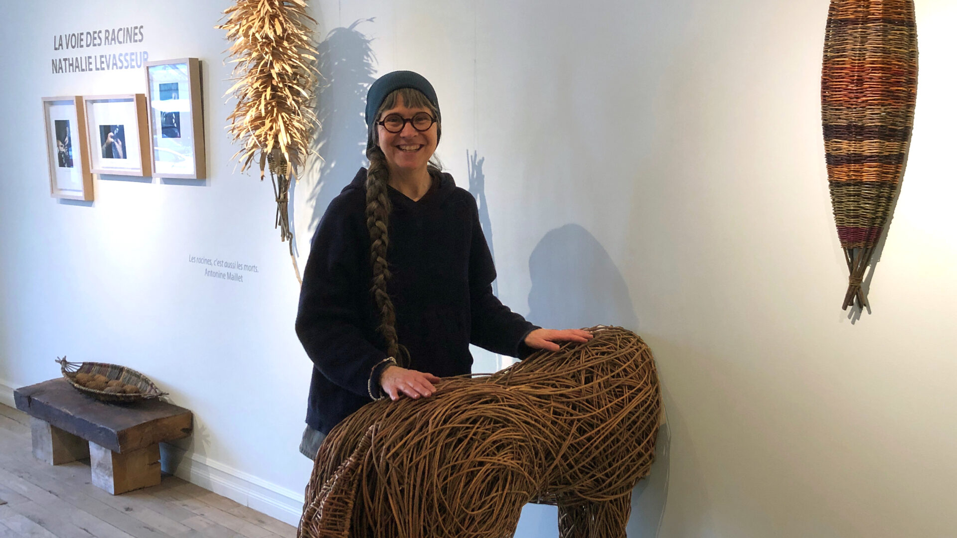 Nathalie Levasseur expose ses œuvres de vannerie au Centre d’exposition de Val-David. Photo Manon Regimbald 