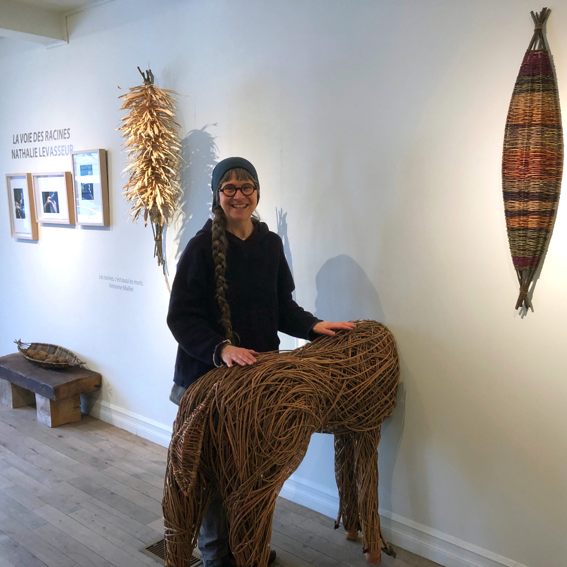 Nathalie Levasseur expose ses œuvres de vannerie au Centre d’exposition de Val-David. Photo Manon Regimbald 