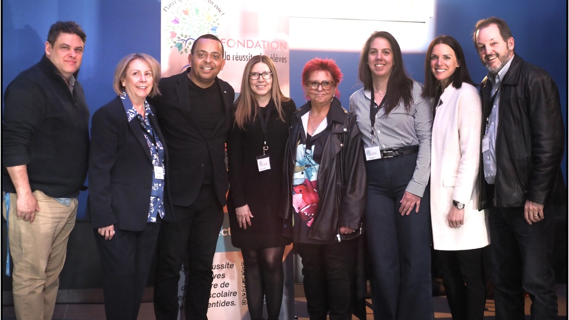 Le comité de la Fondation pour la réussite des élèves du Centre de services scolaire des Laurentides recevait l’artiste Gregory Charles en 2025. Photo gracieuseté 