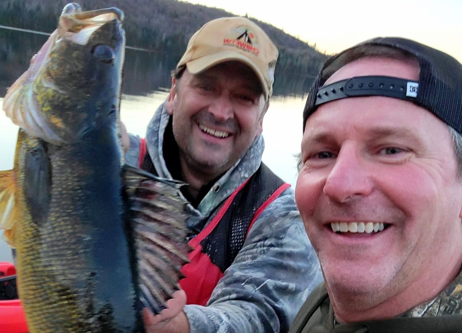 Michel Vallière lors d’une sortie de pêche avec son ami et collègue Steven Woodburn. Photo gracieuseté 