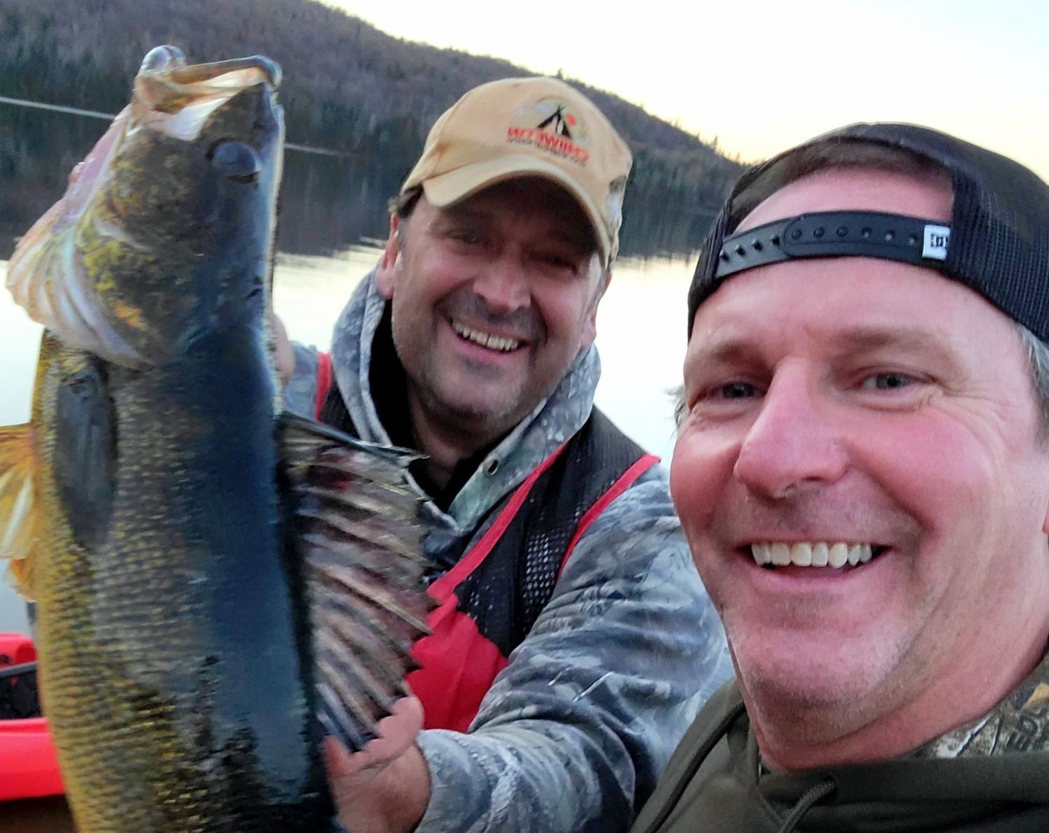 Michel Vallière lors d’une sortie de pêche avec son ami et collègue Steven Woodburn. Photo gracieuseté 