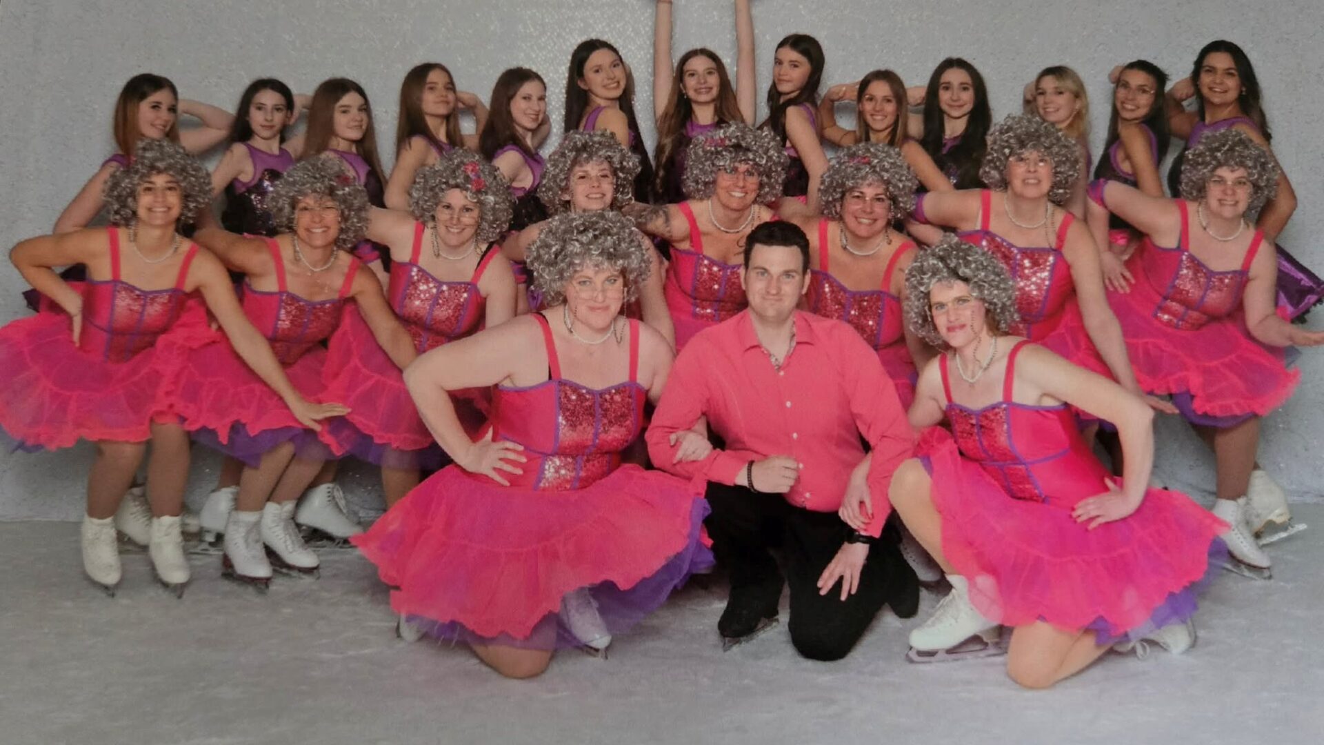 Un patineur entouré de nombreuses patineuses lors de la 49e fantaisie sur glace du CPA Ste Agathe. Photo gracieuseté 