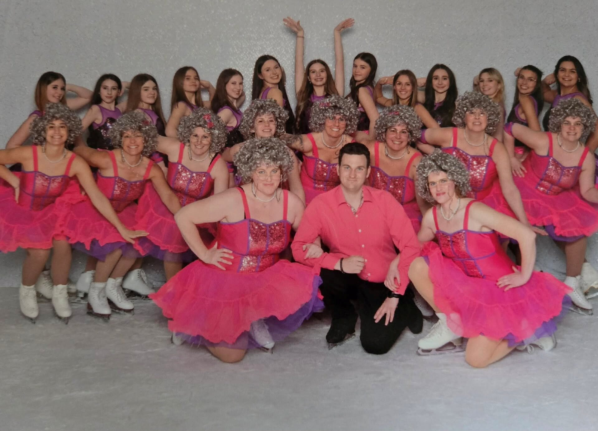 Un patineur entouré de nombreuses patineuses lors de la 49e fantaisie sur glace du CPA Ste Agathe. Photo gracieuseté 
