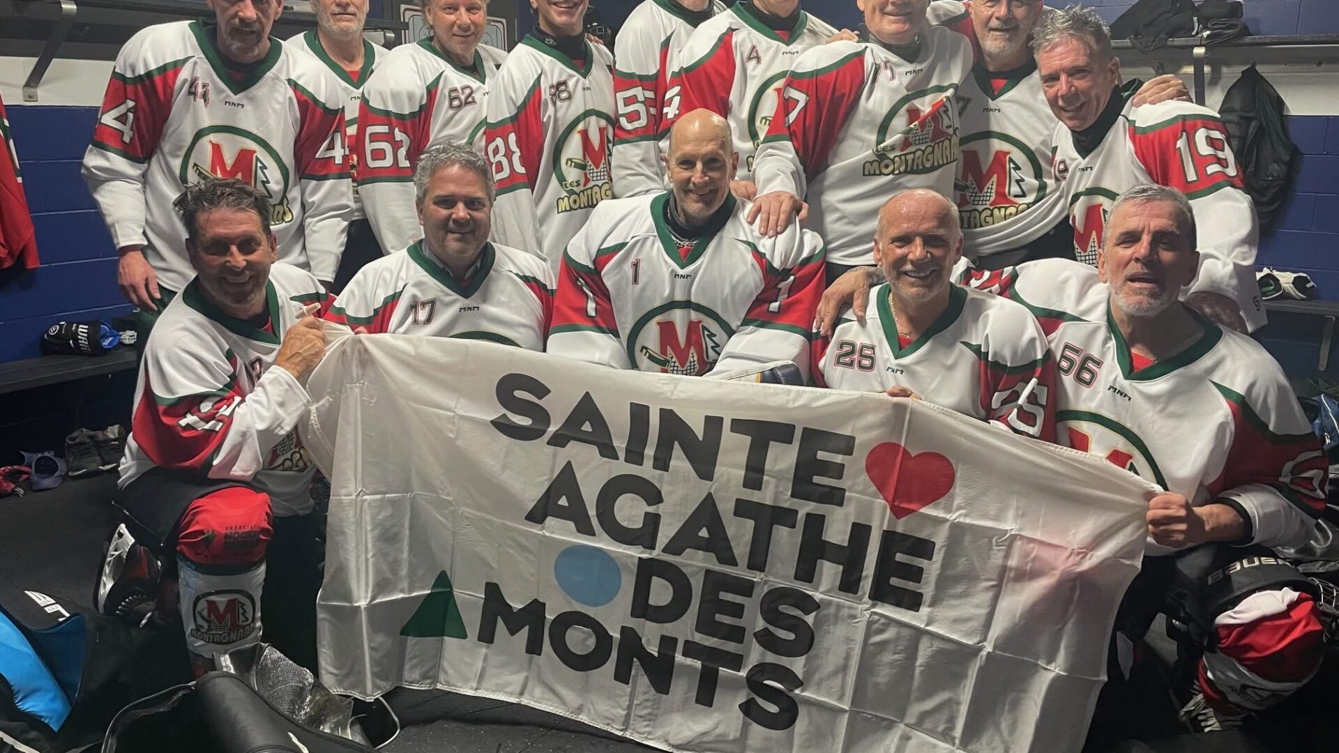 L’équipe des Montagnards séniors en compagnie du maire de Sainte-Agathe-des-Monts, Frédéric Broué.
(Photo gracieuseté)
