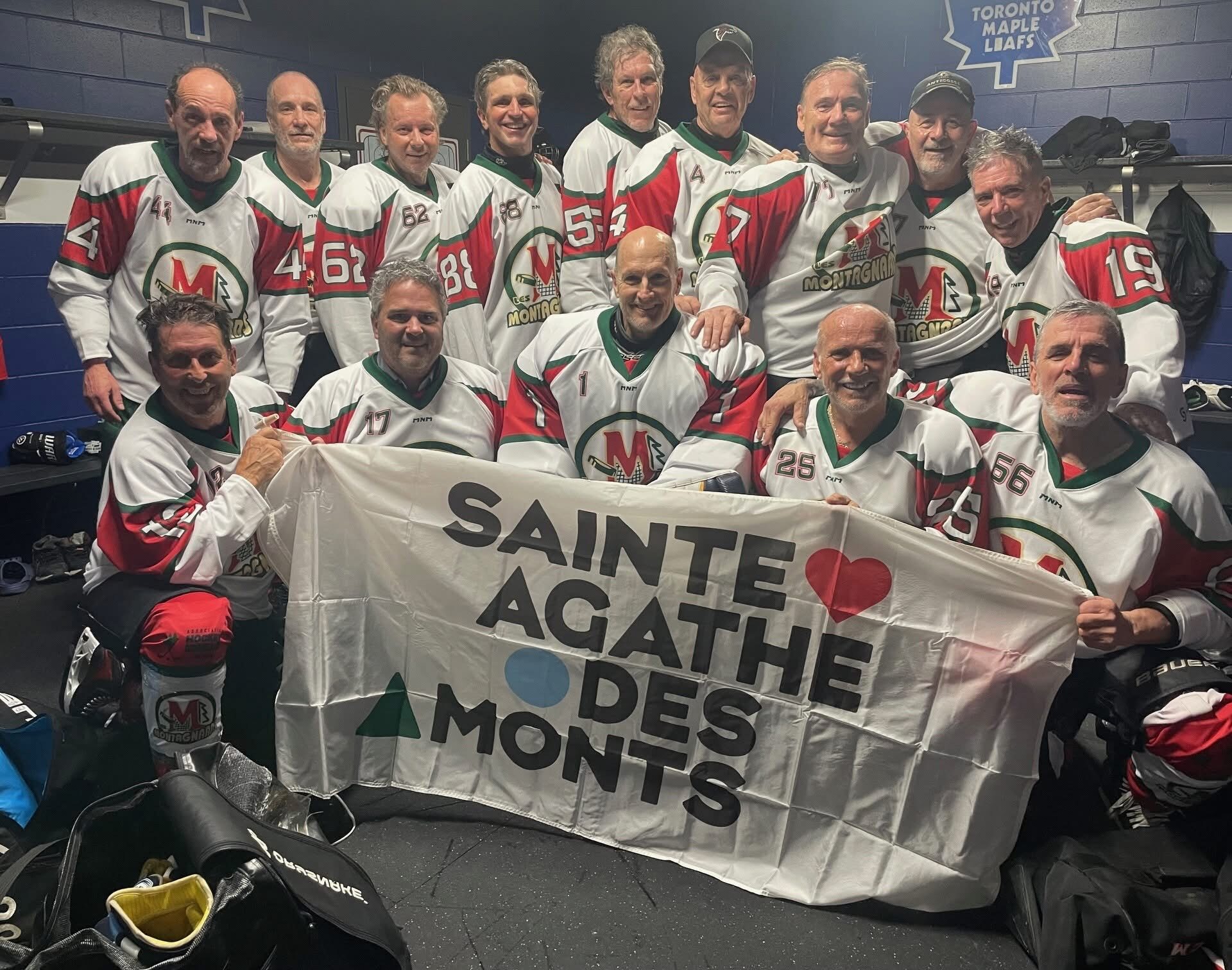 L’équipe des Montagnards séniors en compagnie du maire de Sainte-Agathe-des-Monts, Frédéric Broué.
(Photo gracieuseté)

