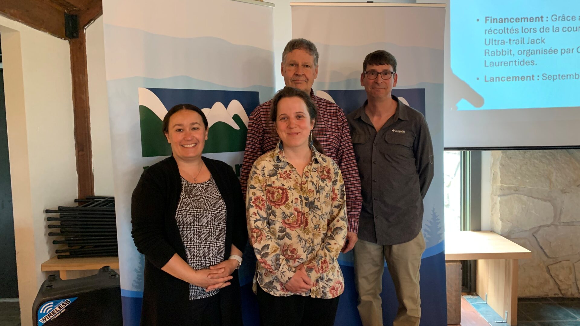 Pierre Asselin, maire de Val-Morin; Louis Paquette, Directeur du parc régional Val-David-Val-Morin secteur Far Hills; Marianne Laliberté, responsable du bureau de la députée France-Élaine Duranceau; Emilie Boulay, Directrice et cofondatrice du Club Nature Aventure des Laurentides. Photo Médialo – Emmanuelle M.-Verschaeve
