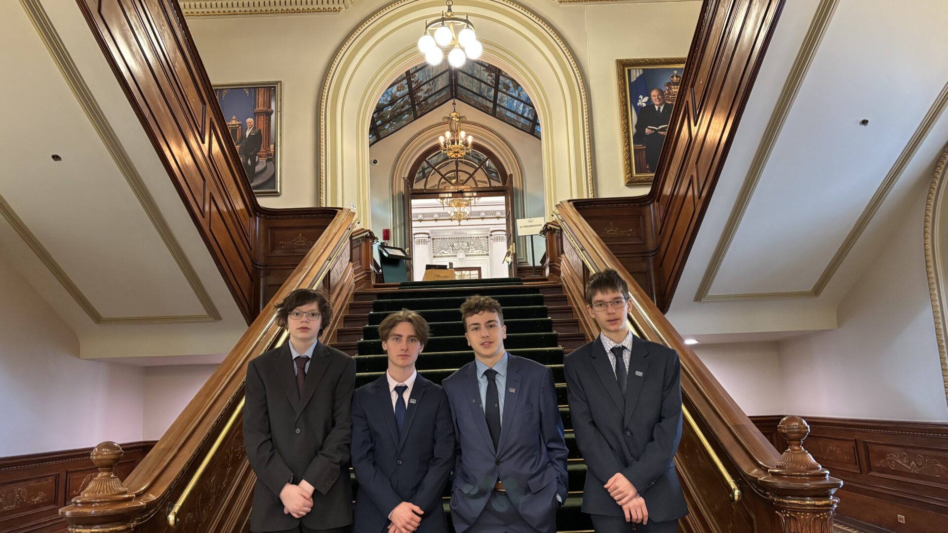 (photo 6) De gauche à droite : Les élèves de la PDM Anaël Chereau, Frédéric Prud’homme, Thomas Legault, et Olivier Massie ont présenté leur projet à l’Assemblée nationale. Photo gracieuseté 