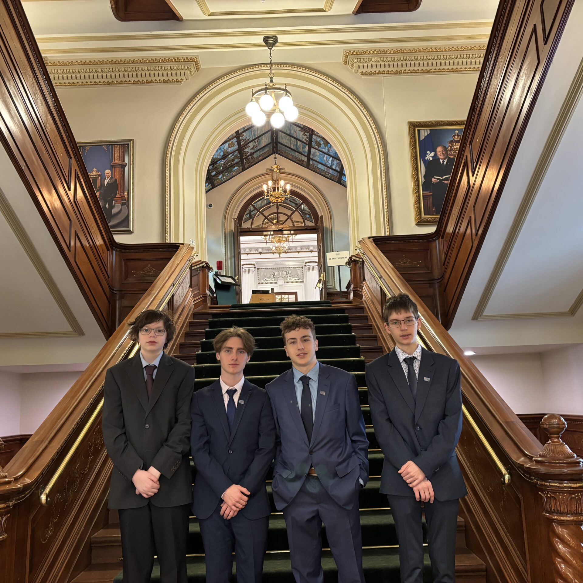 (photo 6) De gauche à droite : Les élèves de la PDM Anaël Chereau, Frédéric Prud’homme, Thomas Legault, et Olivier Massie ont présenté leur projet à l’Assemblée nationale. Photo gracieuseté 
