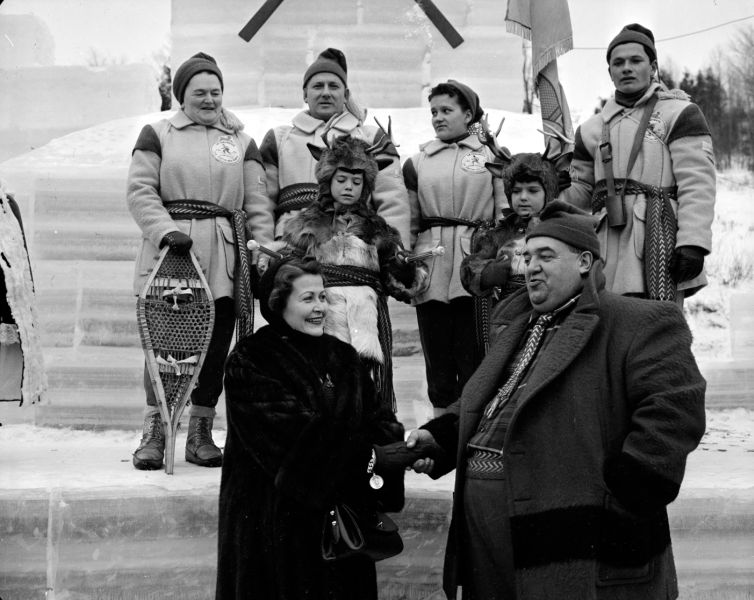 Carnaval d'hiver de Sainte-Agathe, à Sainte-Agathe-des-Monts dans les Laurentides, 1957, Archives nationales à Montréal, Fonds Ministère de la Culture et des Communications (06M, E6, S7, SS1, D213222-213222). Photo gracieuseté 