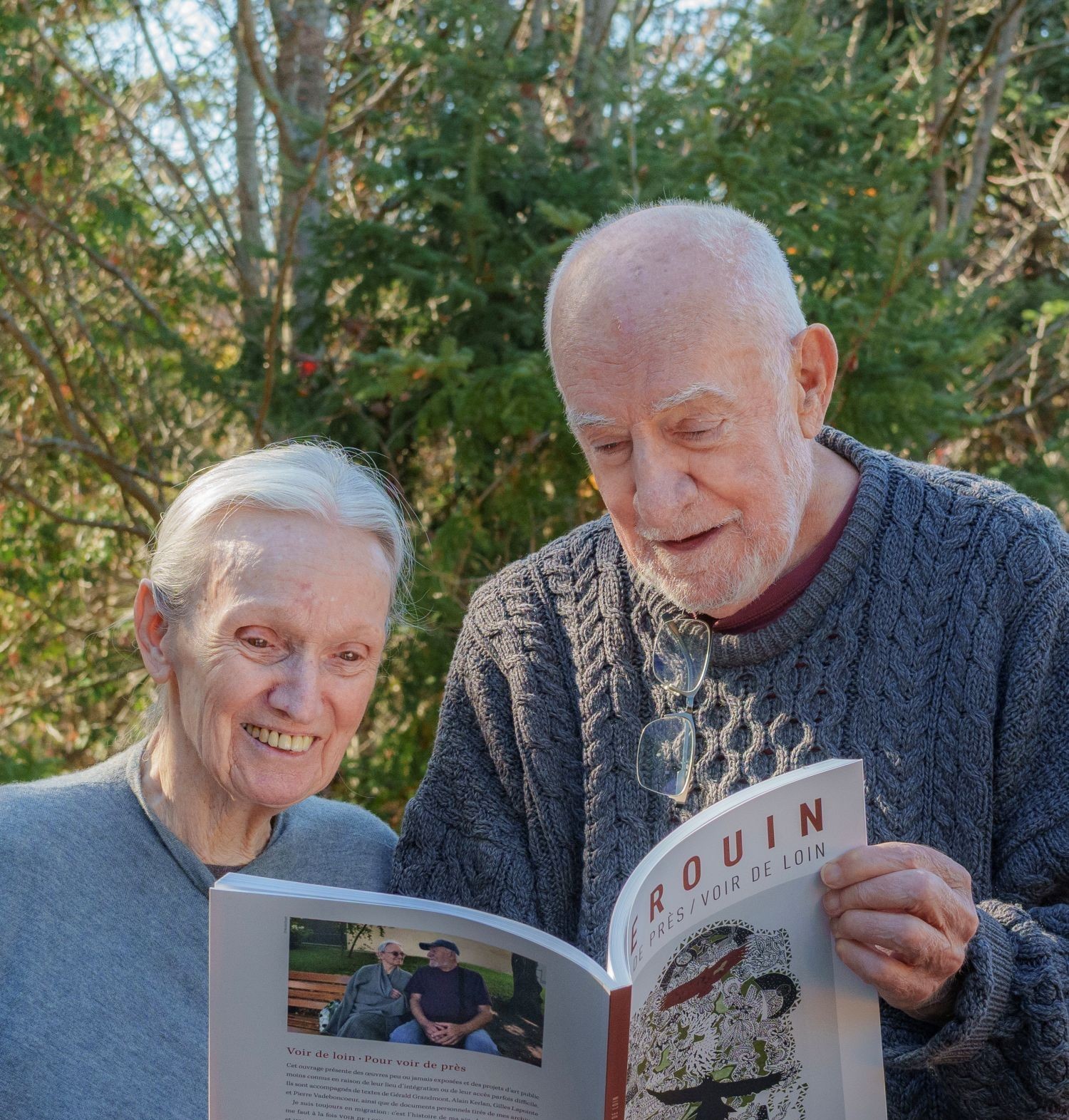 René Derouin et son épouse Jeanne Molleur consultent le nouvel ouvrage de l’artiste, Voir de près / Voir de loin. Photo Lucien Lisabelle 