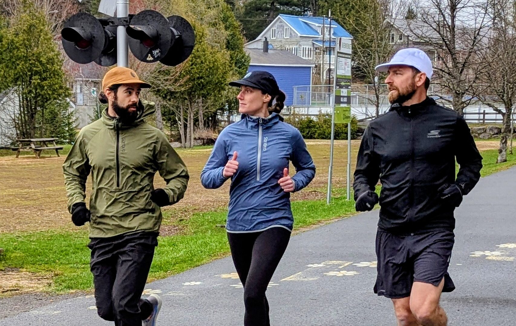 Virginie Roy est entourée de Charles St-Pierre (casquette brune) et de Mathieu Filiatrault (casquette blanche). Photo gracieuseté 