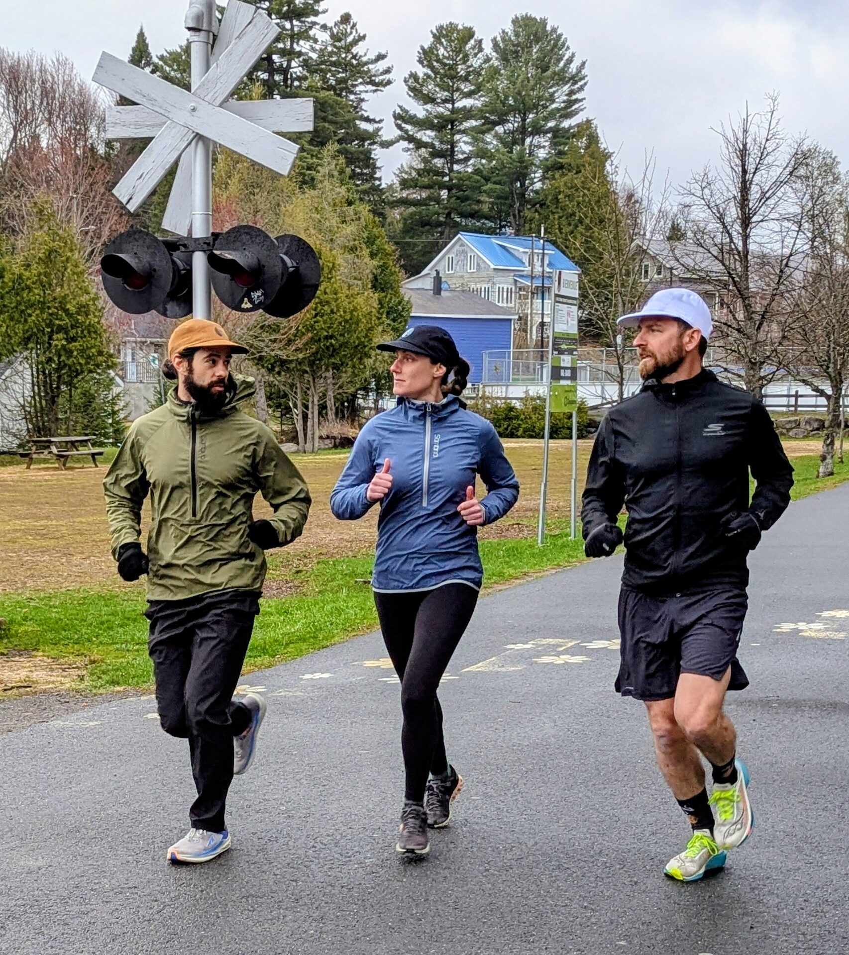 Virginie Roy est entourée de Charles St-Pierre (casquette brune) et de Mathieu Filiatrault (casquette blanche). Photo gracieuseté 