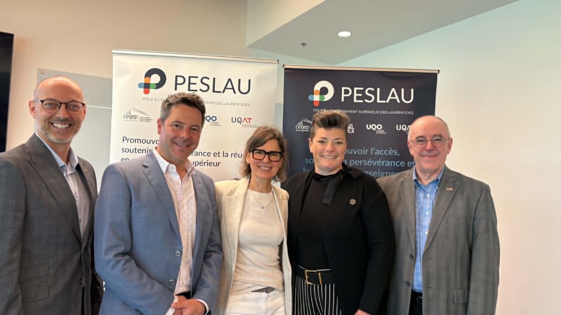 Vincent Rousseau, recteur à UQAT; Philippe Nasr, directeur général Collège Lionel-Groulx; Dominique Honington, directrice du PESLAU; Patricia Tremblay, directrice générale du Cégep de Saint-Jérôme; et Denis Dubé, vice-recteur à l’UQO. Photo Médialo – France Poirier 