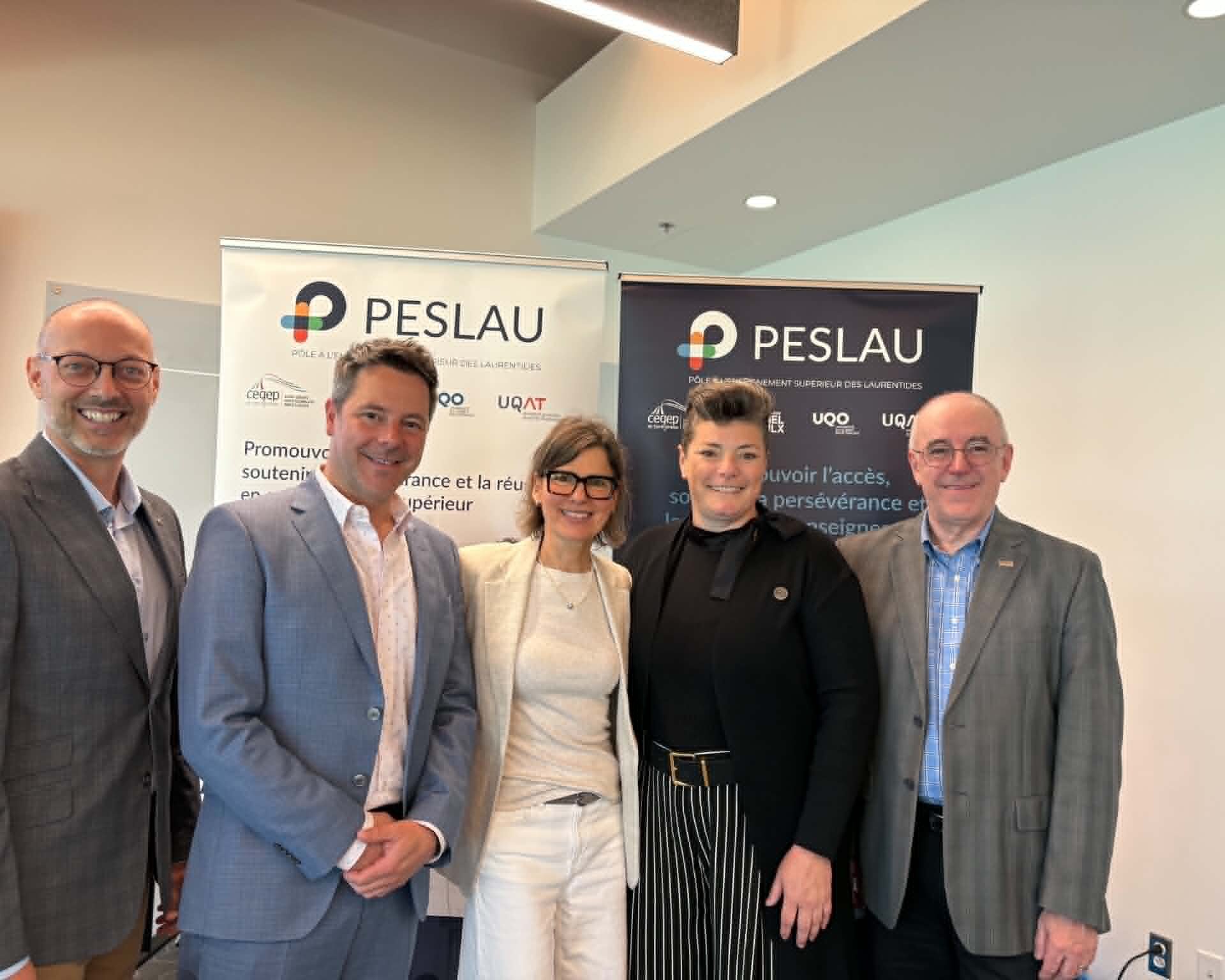 Vincent Rousseau, recteur à UQAT; Philippe Nasr, directeur général Collège Lionel-Groulx; Dominique Honington, directrice du PESLAU; Patricia Tremblay, directrice générale du Cégep de Saint-Jérôme; et Denis Dubé, vice-recteur à l’UQO. Photo Médialo – France Poirier 