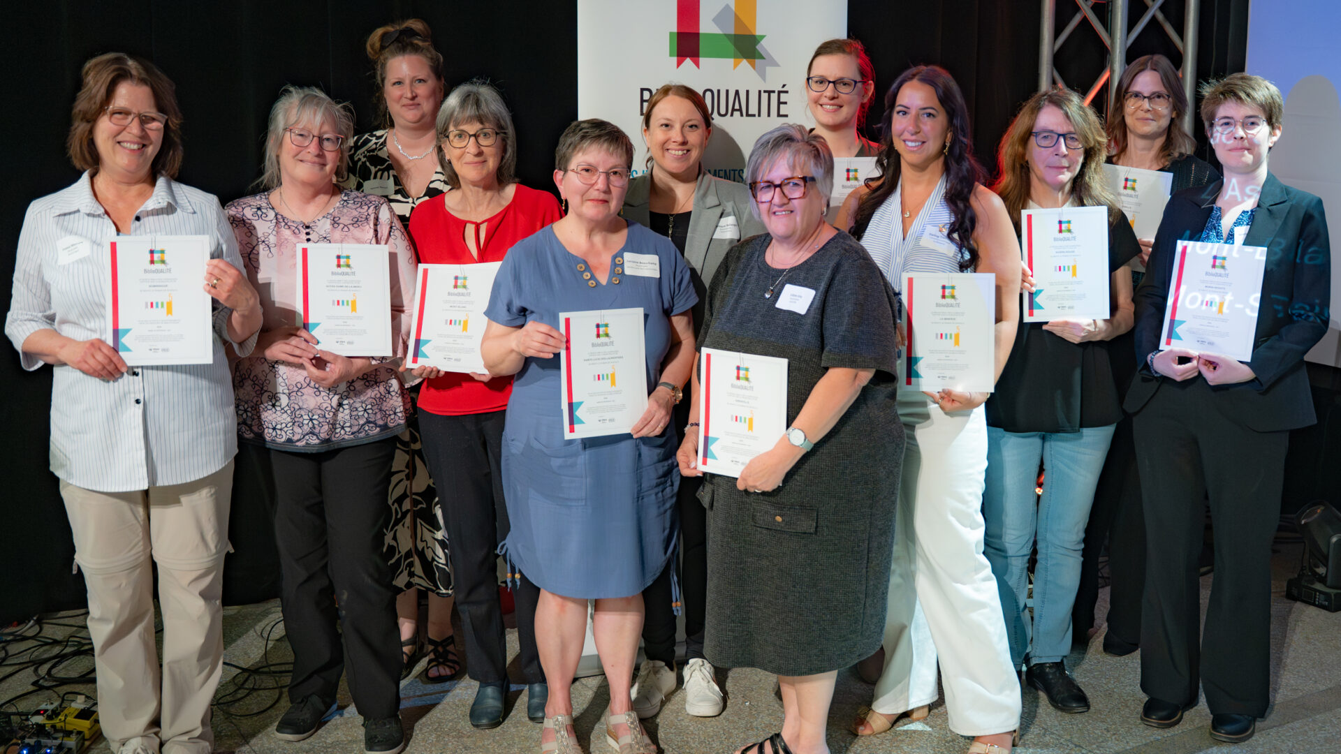 Lorraine Beauchamp (au centre en robe bleue) a remporté le Prix Étoile 2026 du Réseau BIBLIO des Laurentides pour son projet de trousses sensorielles. Photo gracieuseté 
