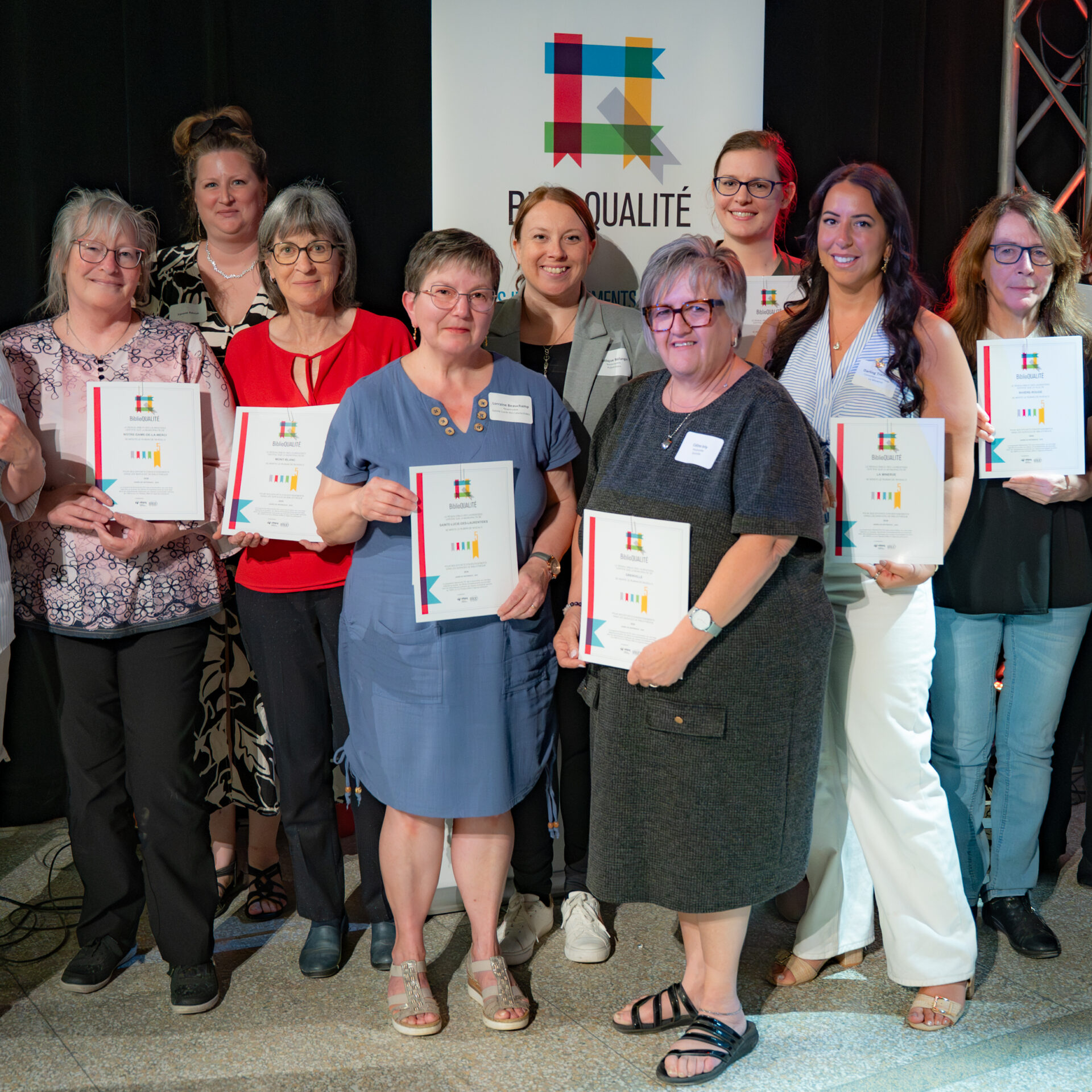 Lorraine Beauchamp (au centre en robe bleue) a remporté le Prix Étoile 2026 du Réseau BIBLIO des Laurentides pour son projet de trousses sensorielles. Photo gracieuseté 