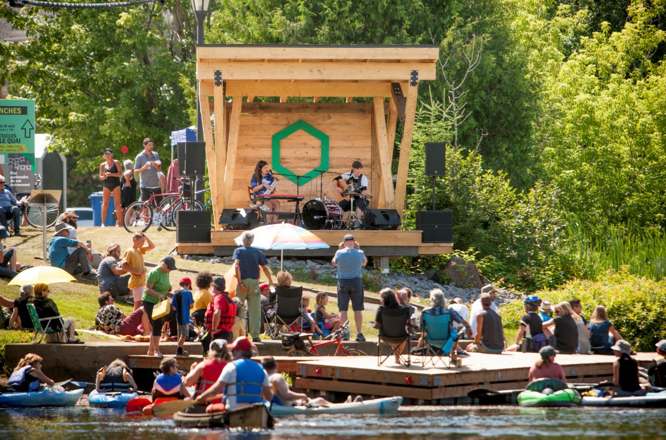 Des concerts sont programmés sur la scène du Quai municipal. Photo Daniel Desmarais