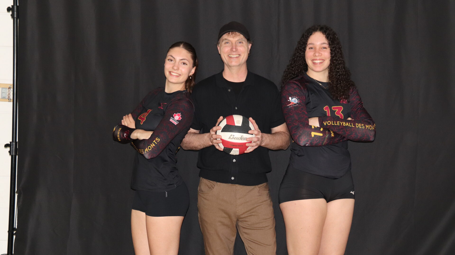 L’entraîneur Nicolas Fleurent est entouré de ses deux anciennes élèves, Nell Fleurent et Maory Lariveau. Photo Anyssa Gaudet 