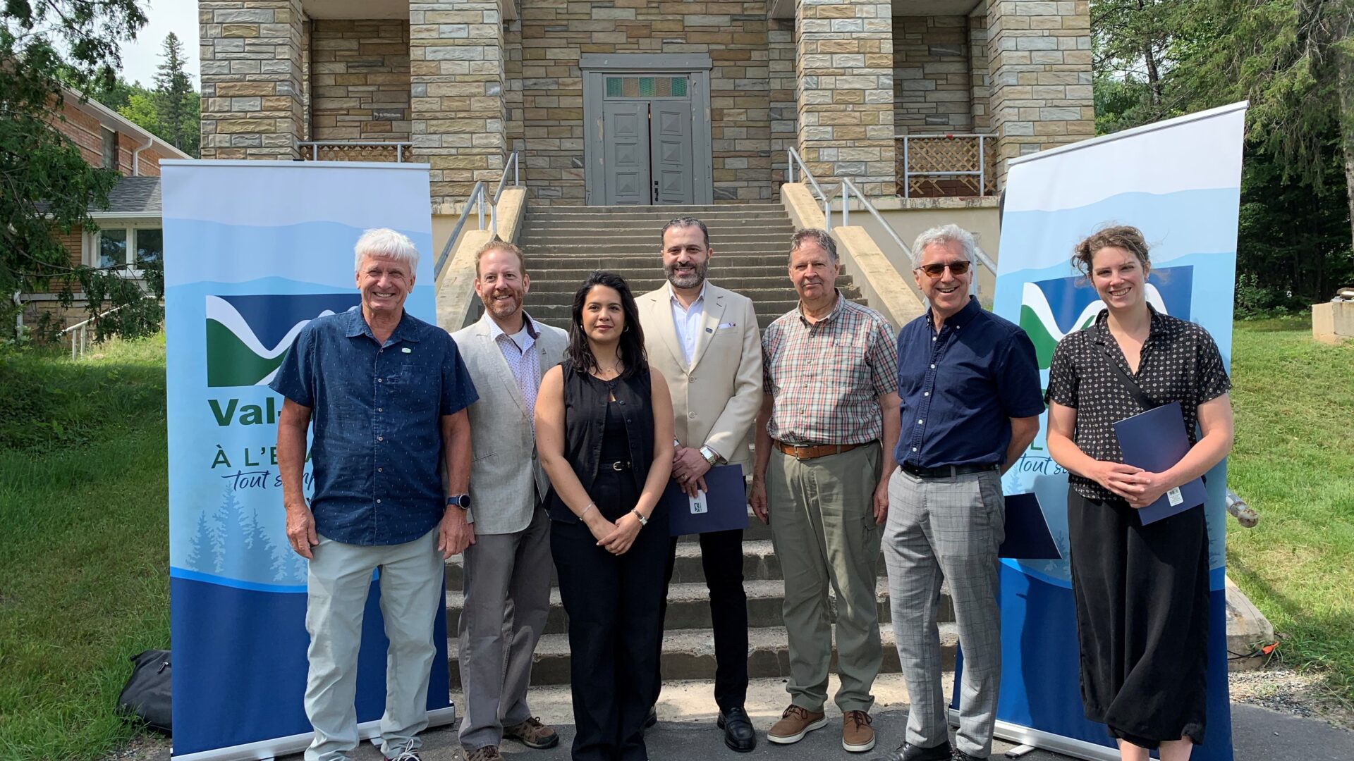 De gauche à droite : Marc l’Heureux, préfet de la MRC des Laurentides, Hugo Paquette, conseiller politique et représentant de la députée de Bertrand, France-Élaine Duranceau, Maria Mansouri, gestionnaire de projet adjointe, Gabi Helou, gestionnaire de projets principal, Pierre Asselin, maire de Val-Morin, Richard de la Riva et Marie-Andrée Groleau, architectes chez Affleck de la Riva.

(Photo gracieuseté)