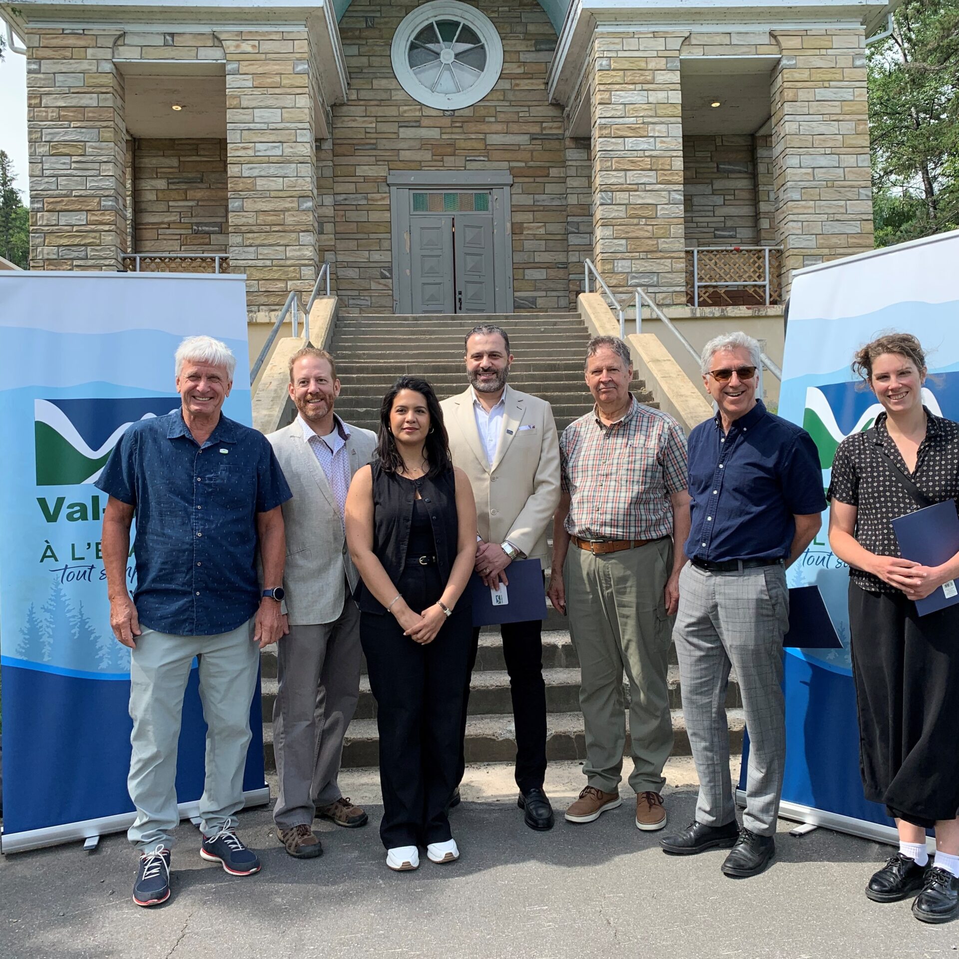 De gauche à droite : Marc l’Heureux, préfet de la MRC des Laurentides, Hugo Paquette, conseiller politique et représentant de la députée de Bertrand, France-Élaine Duranceau, Maria Mansouri, gestionnaire de projet adjointe, Gabi Helou, gestionnaire de projets principal, Pierre Asselin, maire de Val-Morin, Richard de la Riva et Marie-Andrée Groleau, architectes chez Affleck de la Riva.

(Photo gracieuseté)