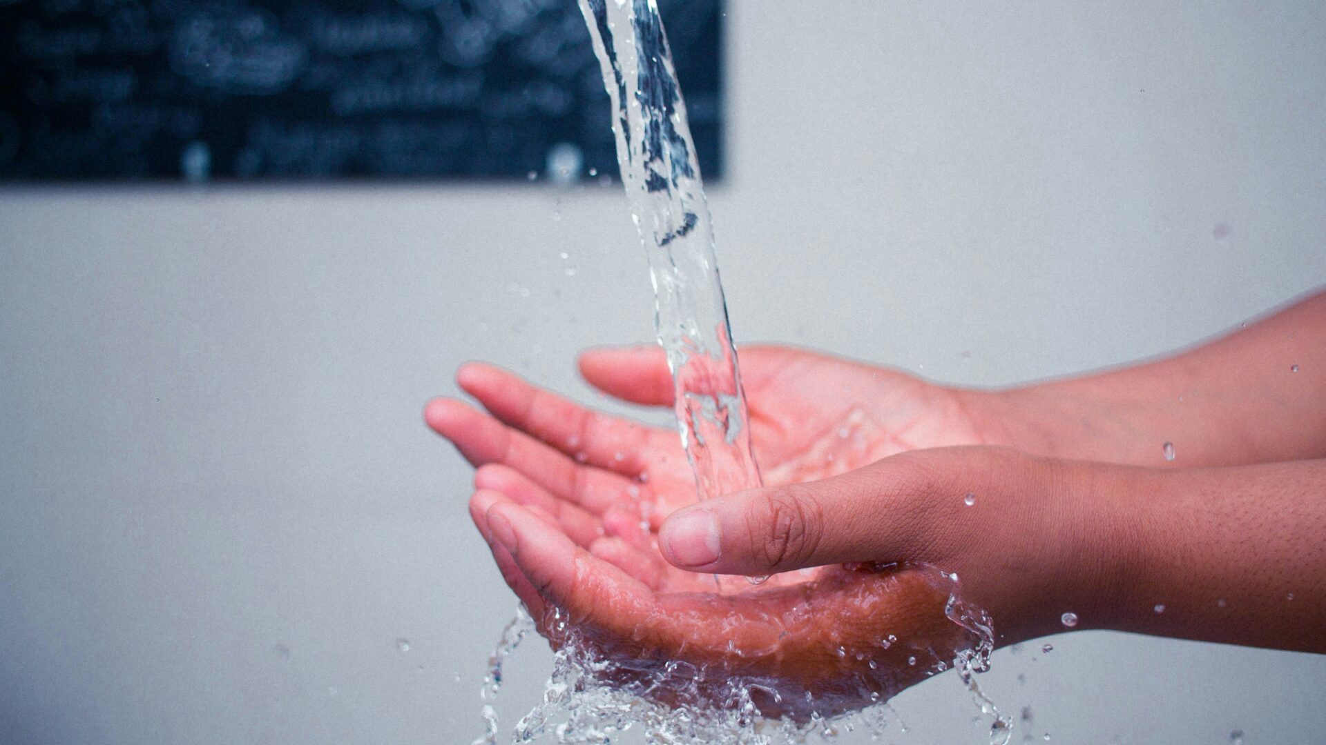 La campagne « Votre eau, c'est notre eau à tous » vise à sensibiliser les citoyens quant aux gestes à poser cet été pour consommer la ressource de manière responsable. Photo Unsplash 