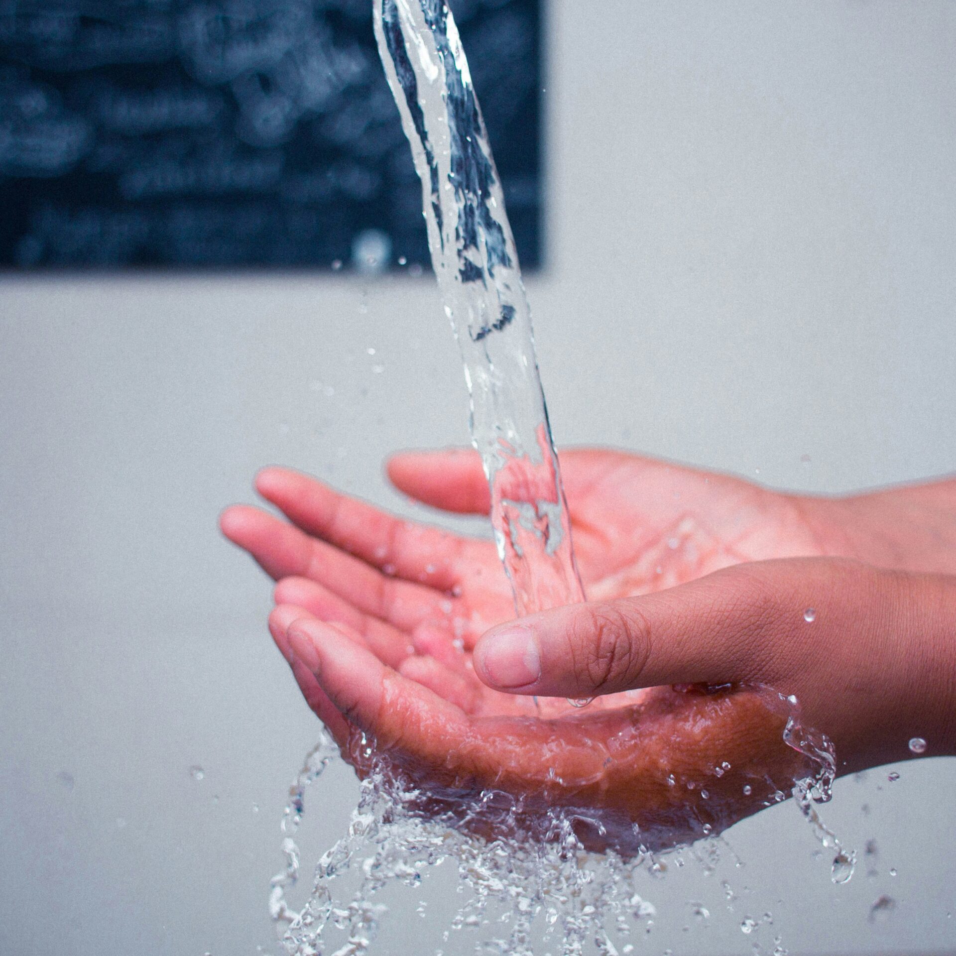 La campagne « Votre eau, c'est notre eau à tous » vise à sensibiliser les citoyens quant aux gestes à poser cet été pour consommer la ressource de manière responsable. Photo Unsplash 