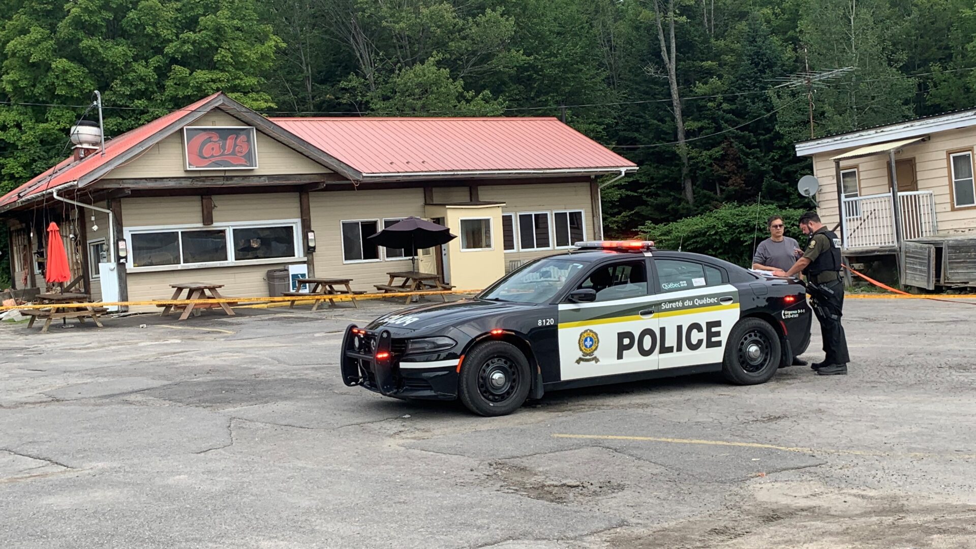 Le propriétaire George Menegas est interrogé sur place dans le cadre de l'incendie de son restaurant Cal’s pizza. Photo Médialo - Emmanuelle M.-Verschaeve 