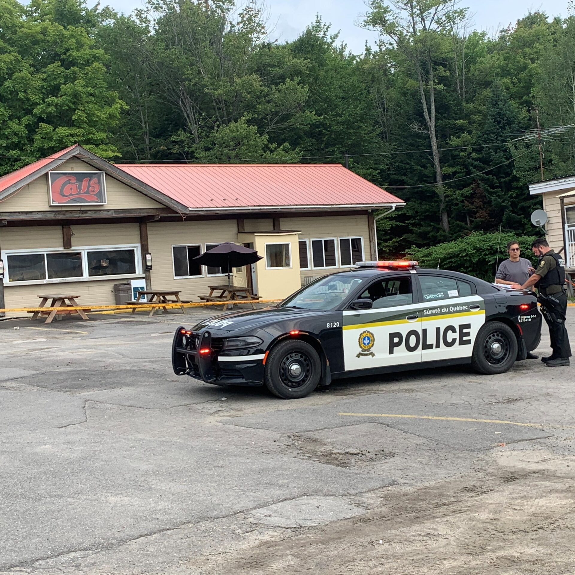 Le propriétaire George Menegas est interrogé sur place dans le cadre de l'incendie de son restaurant Cal’s pizza. Photo Médialo - Emmanuelle M.-Verschaeve 