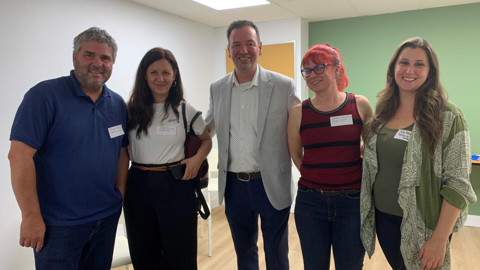 Au centre, Martin Petrarca, directeur général de Cap Emploi Sainte-Agathe. Il est entouré de Catherine Chapdeleine, coordonnatrice TAPAJ et de Sally Retailleau, agente de plateaux à droite. À sa gauche, Annie Boisclair, directrice des ressources humaines à la ville de Sainte-Agathe et le maire, Frédéric Broué. Photo Médialo/ Emmanuelle M.-Verschaeve 