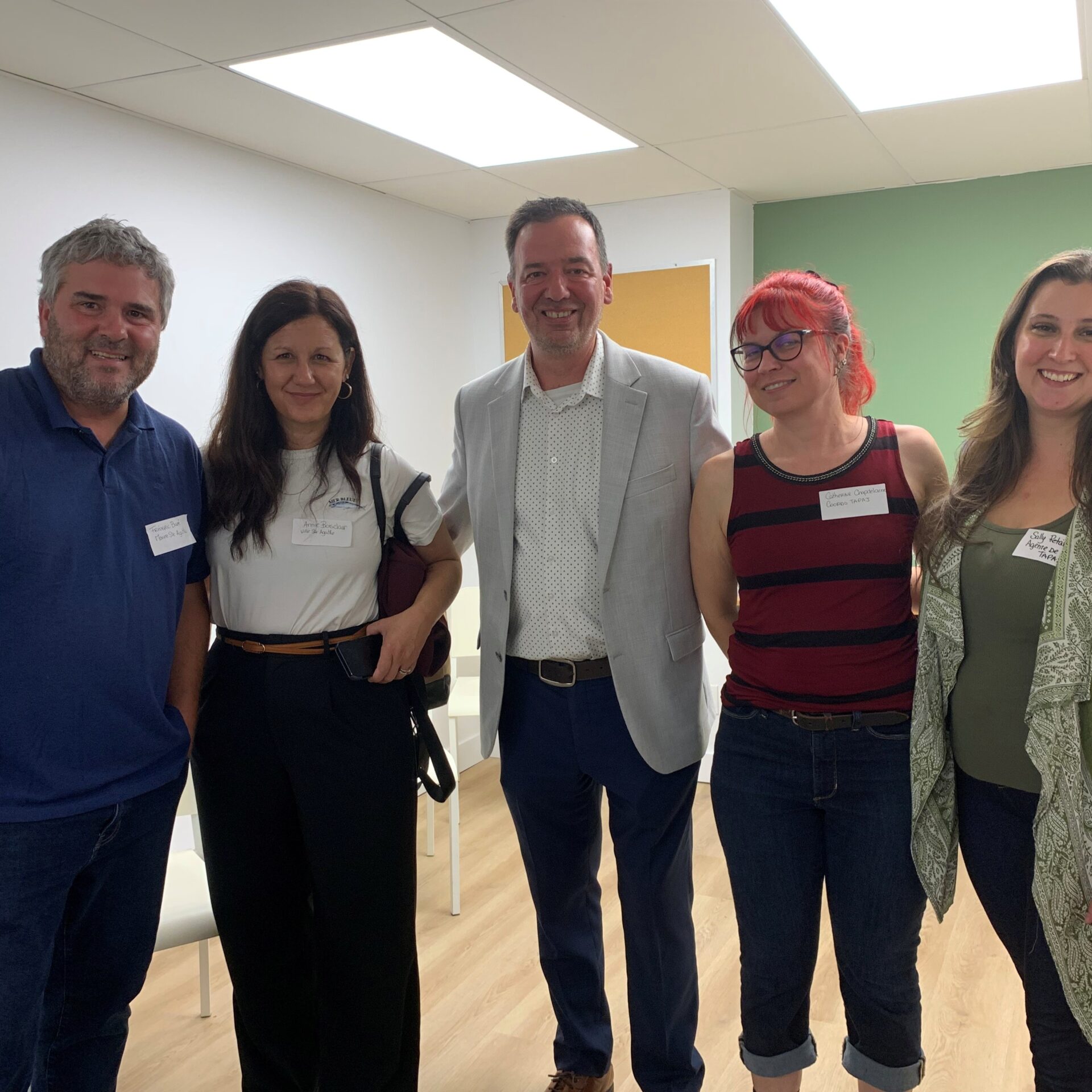 Au centre, Martin Petrarca, directeur général de Cap Emploi Sainte-Agathe. Il est entouré de Catherine Chapdeleine, coordonnatrice TAPAJ et de Sally Retailleau, agente de plateaux à droite. À sa gauche, Annie Boisclair, directrice des ressources humaines à la ville de Sainte-Agathe et le maire, Frédéric Broué. Photo Médialo/ Emmanuelle M.-Verschaeve 