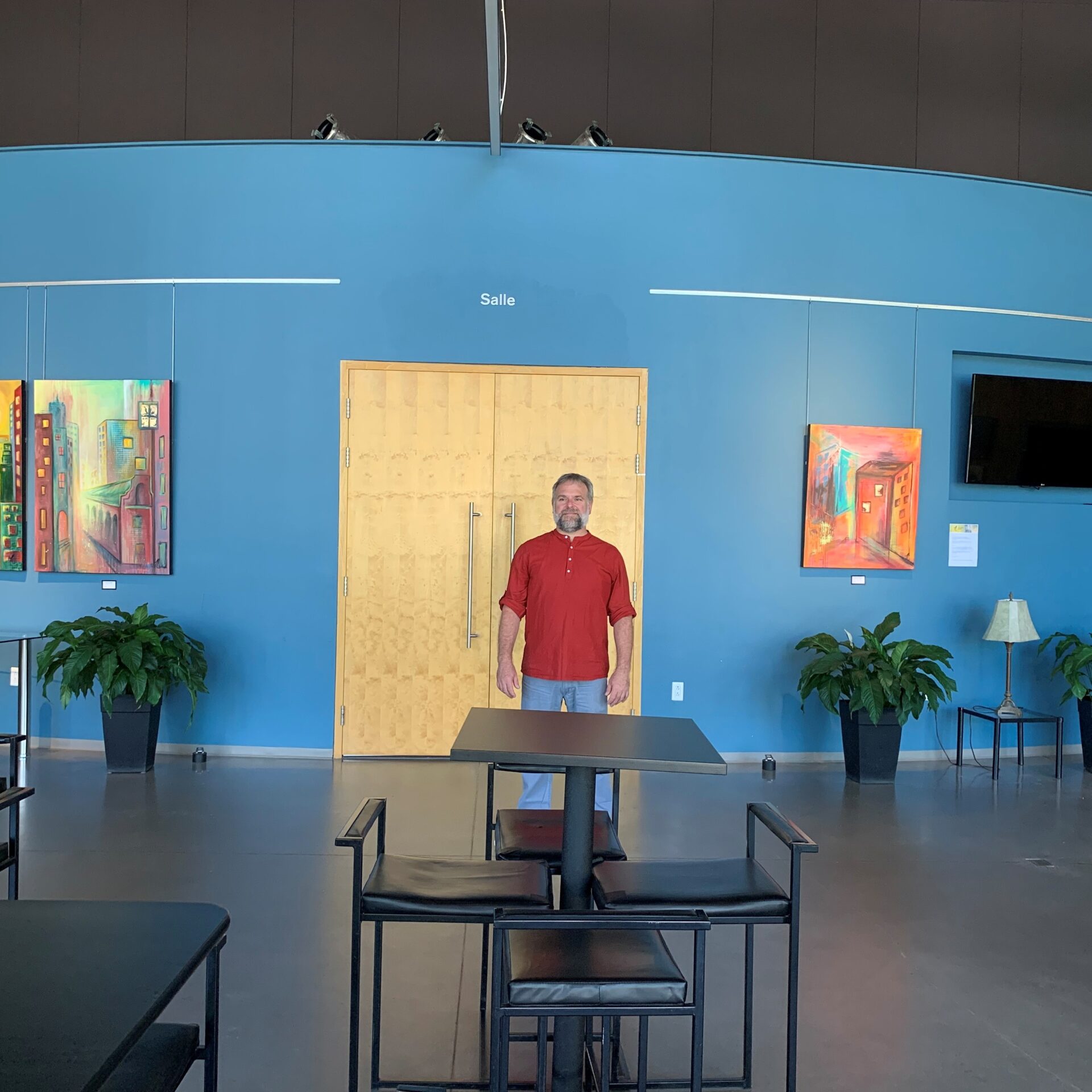 Simon Beaulieu, directeur général du Théâtre du Marais, devant la grande porte centrale qui sera remplacée par deux portes latérales pour accueillir plus de sièges dans la salle de spectacle. Photo Médialo/ Emmanuelle M.-Verschaeve 