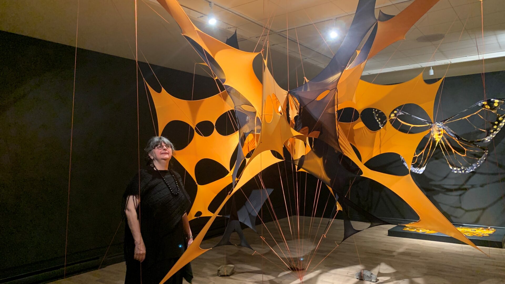 Manon Régimbald, directrice générale et artistique du Centre d’exposition de Val-David, devant une œuvre de Maria Ezcurra réalisée à partir de collants de femmes. Photo Médialo / Emmanuelle M.-Verschaeve 