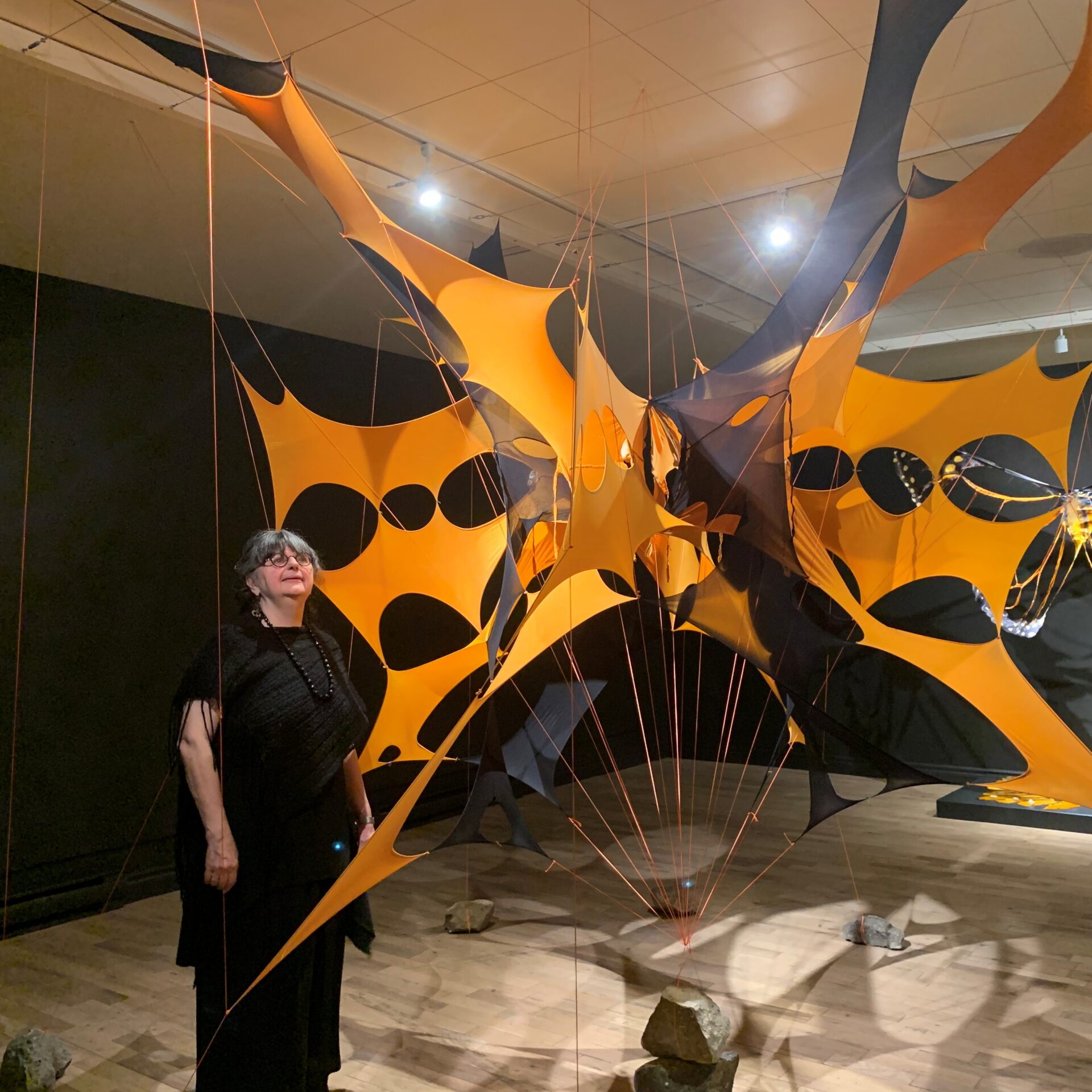 Manon Régimbald, directrice générale et artistique du Centre d’exposition de Val-David, devant une œuvre de Maria Ezcurra réalisée à partir de collants de femmes. Photo Médialo / Emmanuelle M.-Verschaeve 