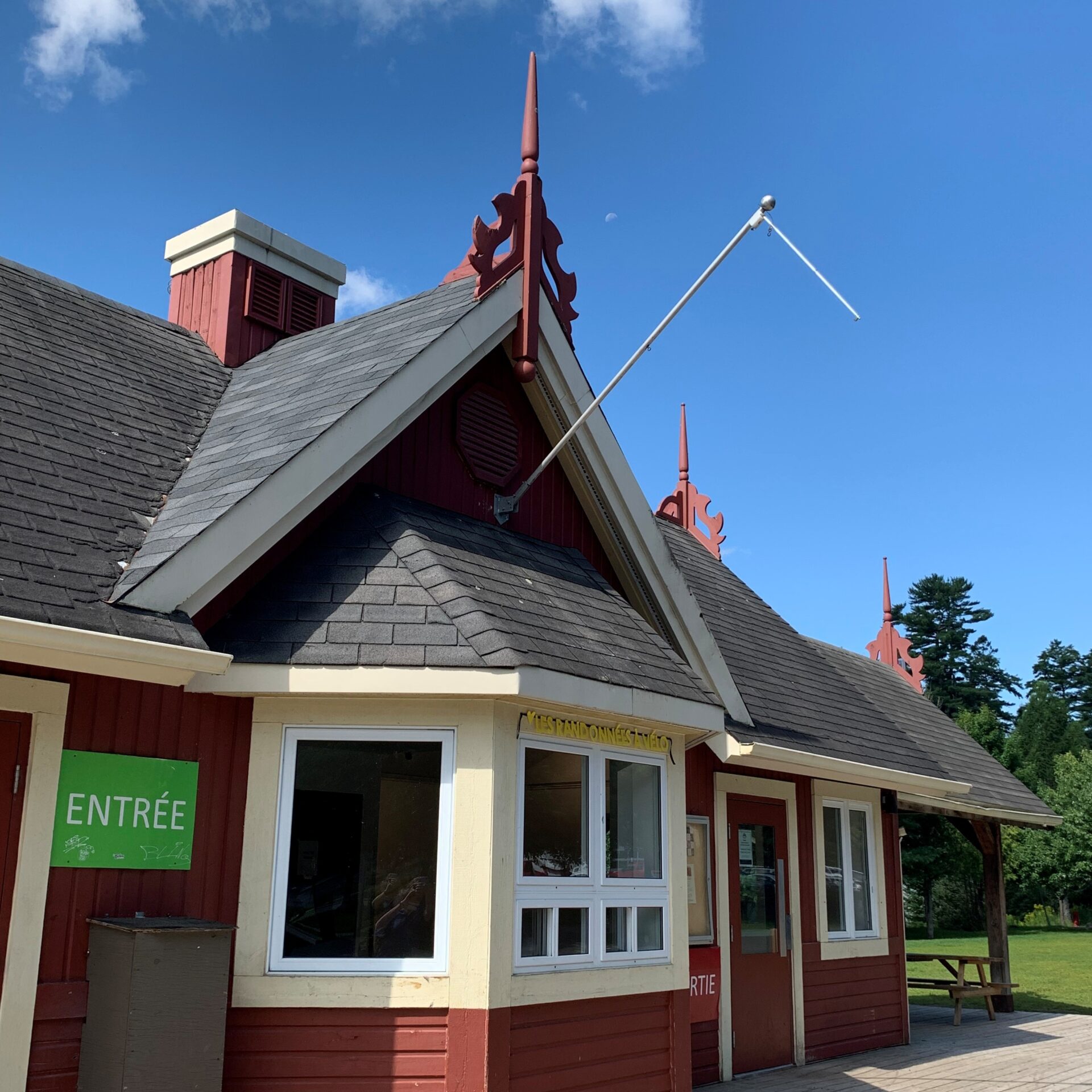 Vandalisé deux fois, le drapeau LGBTQ+ hissé à la gare de Val-David, va de nouveau être remplacé. Photo Médialo/ Emmanuelle M.-Verschaeve