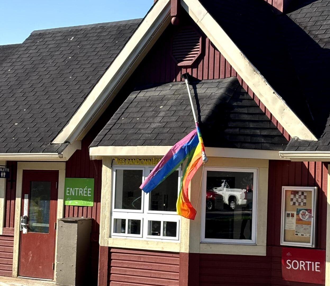 Le drapeau LGBTQ+ a de nouveau été vandalisé à Val-David. Photo gracieuseté