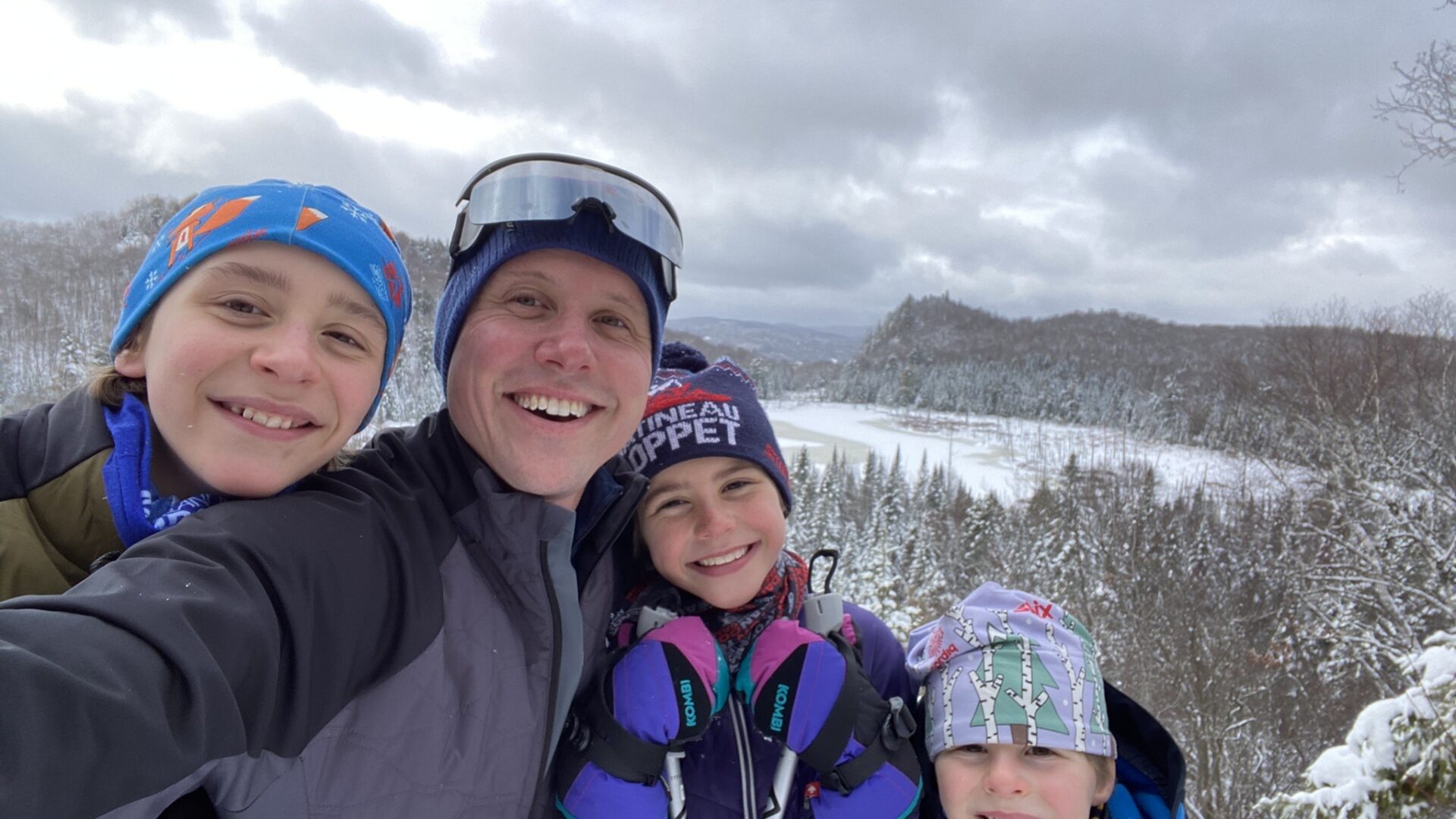 Simon-Pierre Landry en compagnie de ses trois enfants. (Photo gracieuseté)