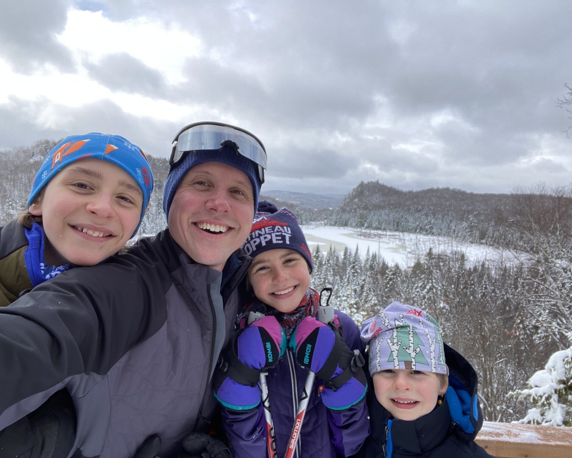 Simon-Pierre Landry en compagnie de ses trois enfants. (Photo gracieuseté)