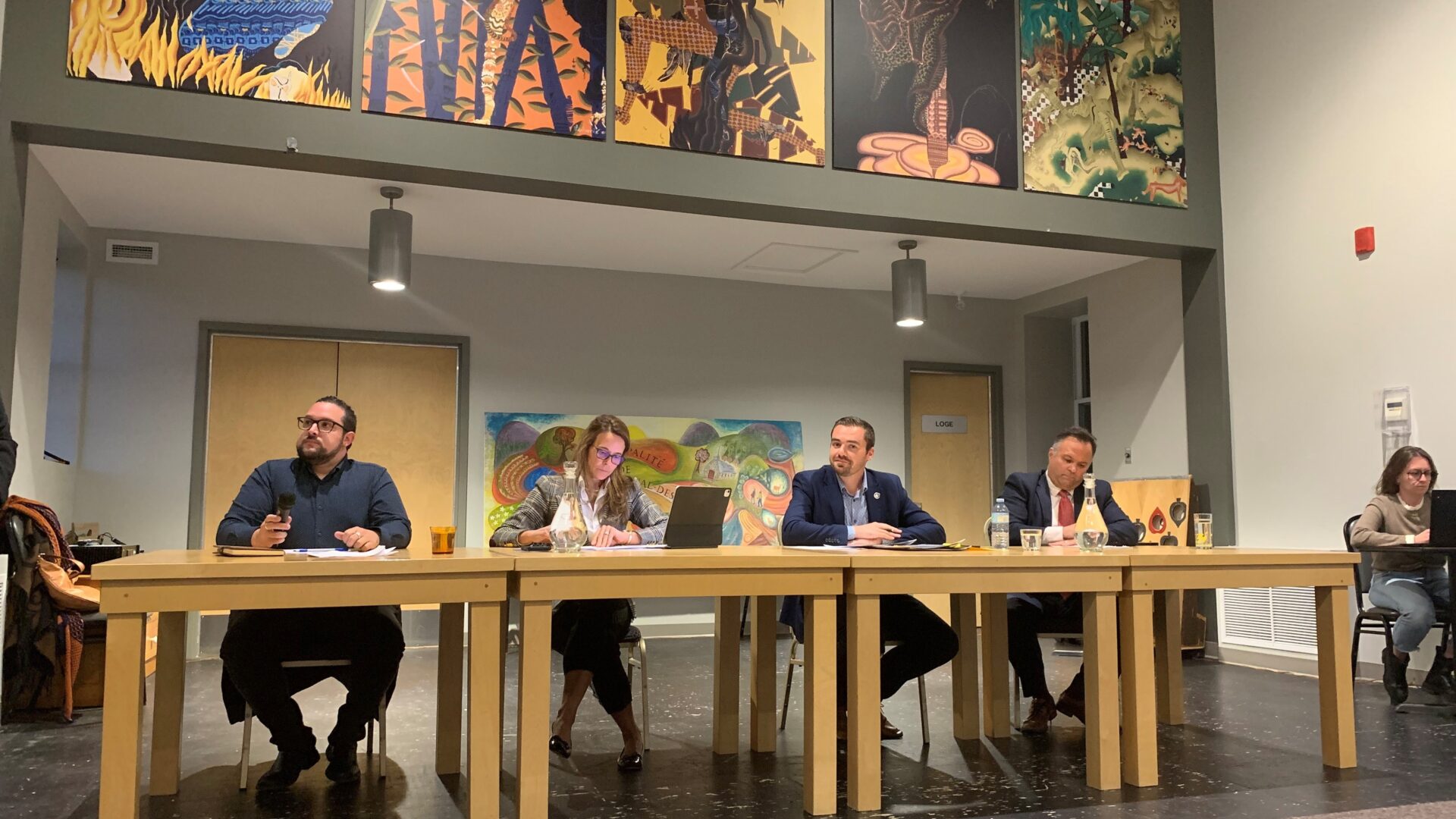 Nataël Bureau (QS), France-Élaine Duranceau (CAQ), Alexandre Girard-Duchaine (PQ) et Felipe Morales (PLQ), candidats de Bertrand ont répondu aux questions des citoyens lors d’une rencontre à Val-des-Lacs. Photo Médialo / Emmanuelle M.-Verschaeve 