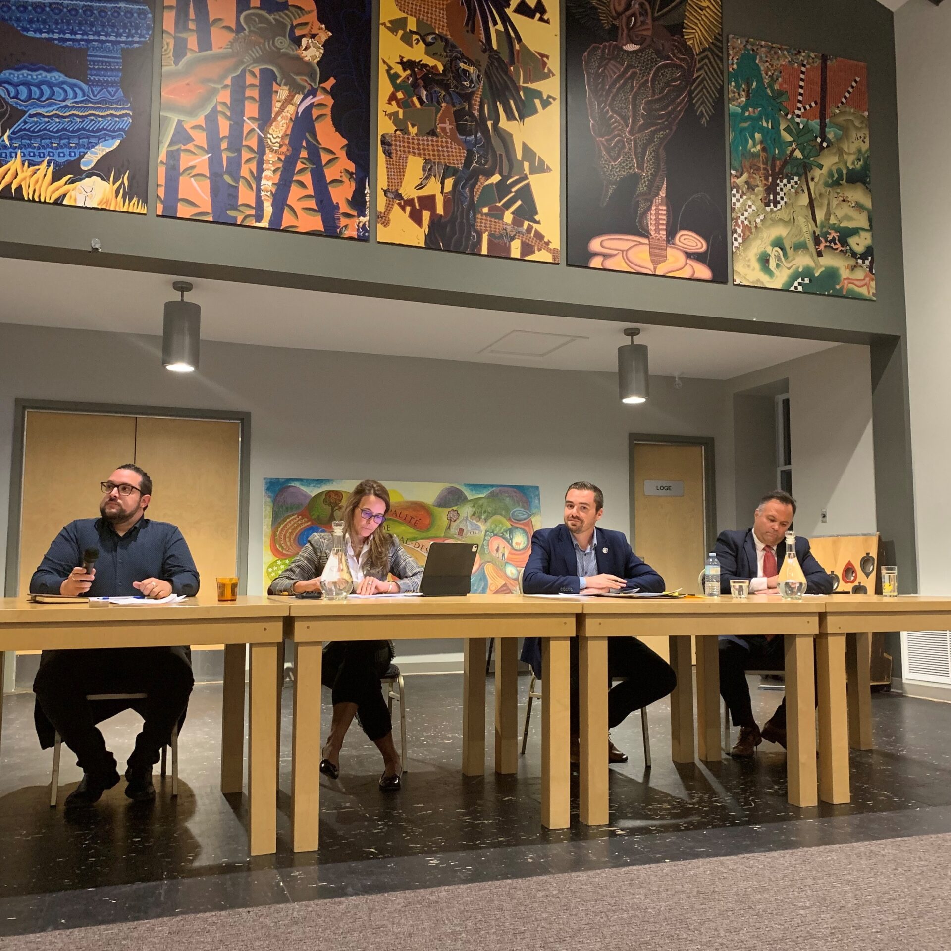 Nataël Bureau (QS), France-Élaine Duranceau (CAQ), Alexandre Girard-Duchaine (PQ) et Felipe Morales (PLQ), candidats de Bertrand ont répondu aux questions des citoyens lors d’une rencontre à Val-des-Lacs. Photo Médialo / Emmanuelle M.-Verschaeve 