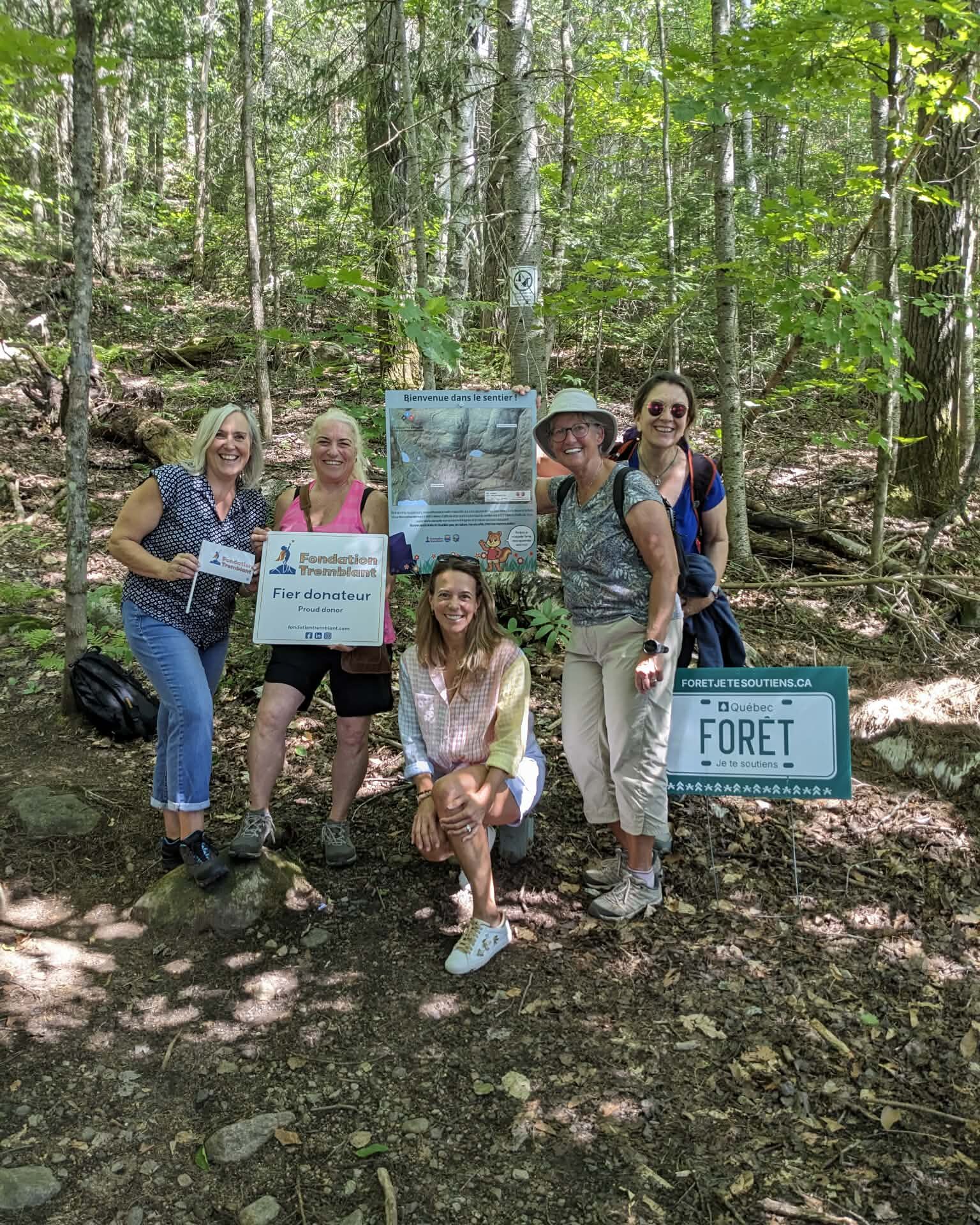  L’inauguration du sentier Par Monts et Vals ’est faite en présence d’élus, dont la députée France-Élaine Duranceau et la mairesse Patricia Lacasse.  Photo gracieuseté 