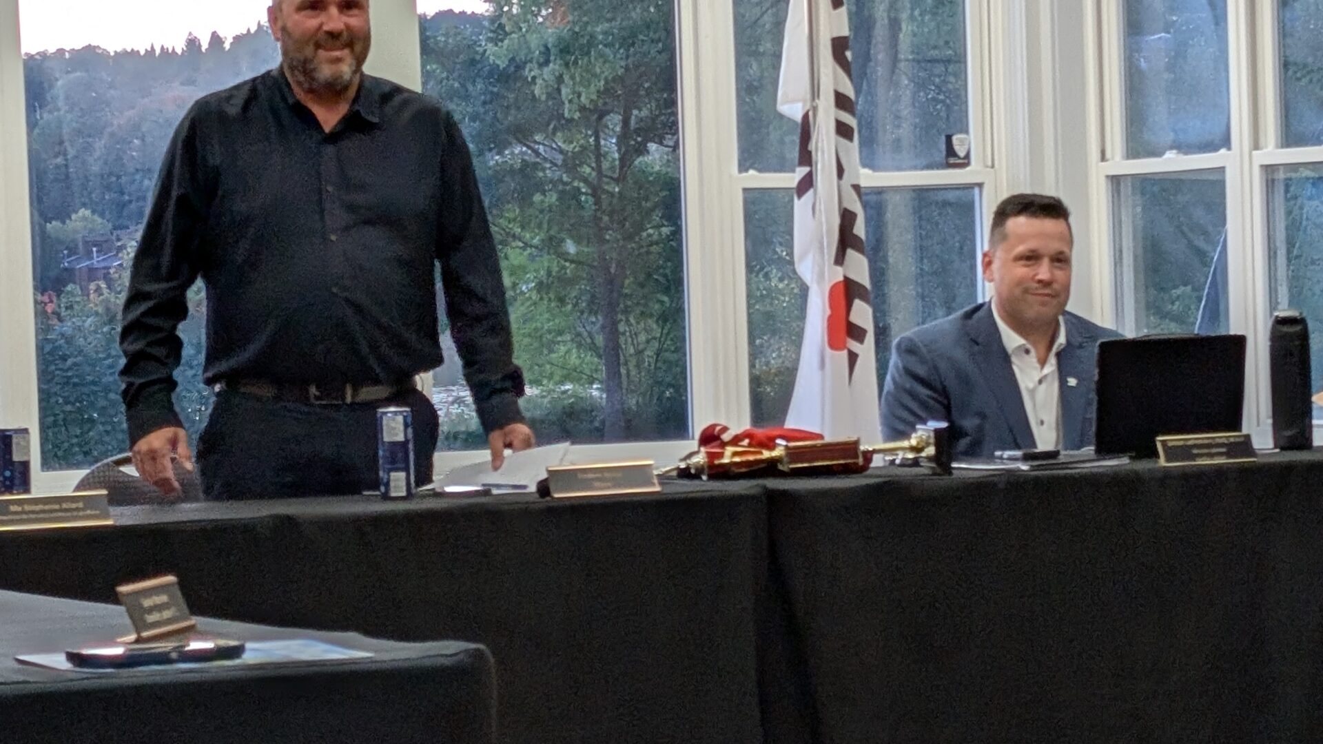 Le maire Fédéric Broué et le directeur général de la Ville de Sainte-Agathe, Simon Lafrenière.
(Photo Médialo-Isabelle Houle)
