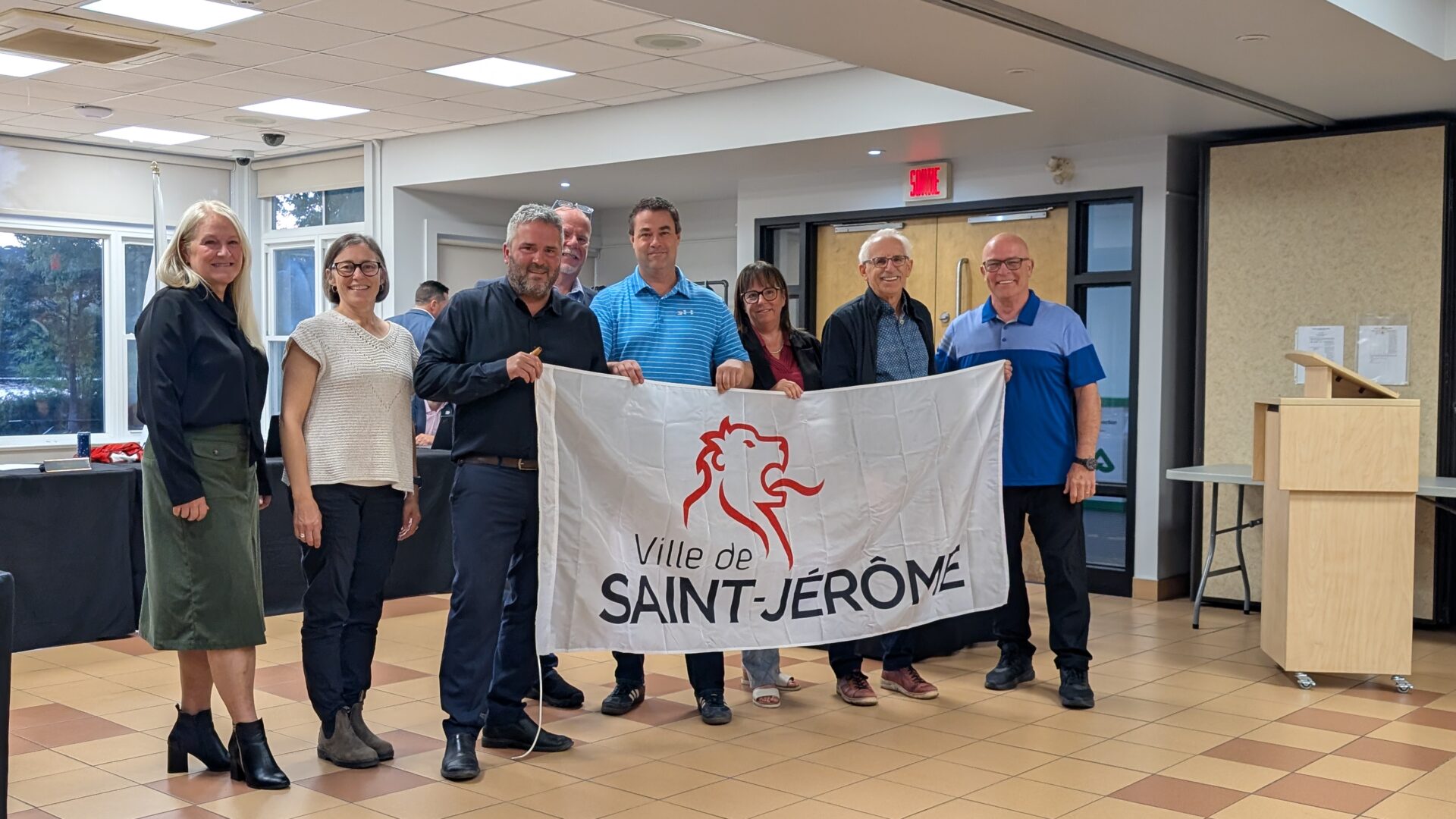 La Ville de Sainte-Agathe affiche le drapeau de Saint-Jérôme qui a remporté la compétition de bateaux dragons.
(Photo Médialo-Isabelle Houle)
