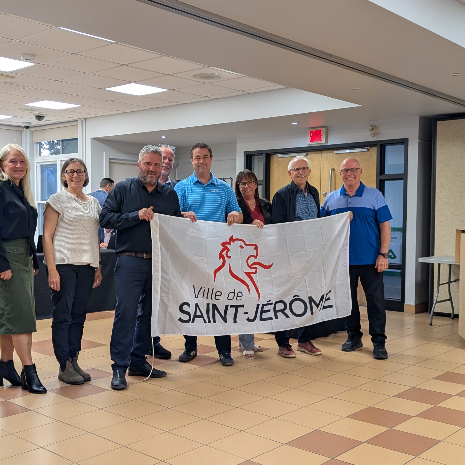 La Ville de Sainte-Agathe affiche le drapeau de Saint-Jérôme qui a remporté la compétition de bateaux dragons.
(Photo Médialo-Isabelle Houle)
