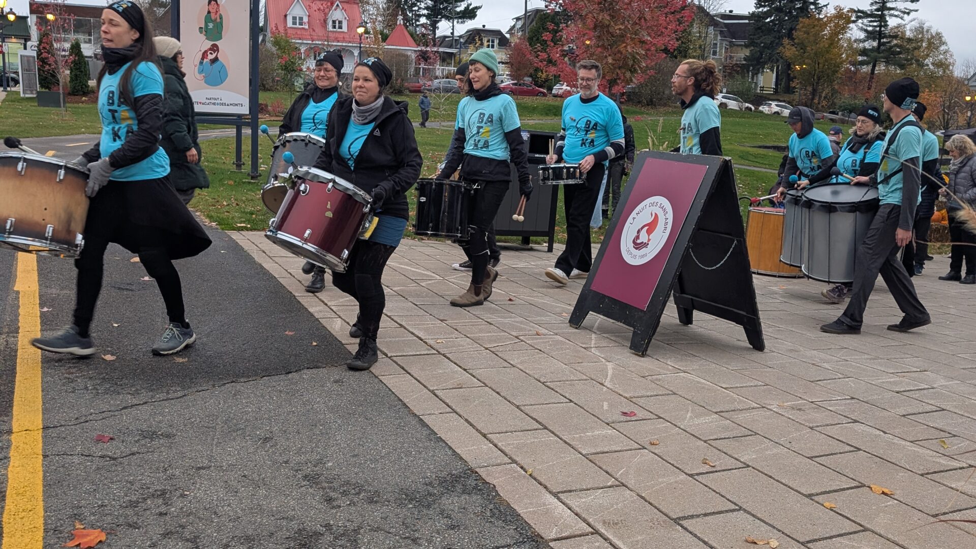 Marche de solidarité avec l’orchestre de percussions Bataka.
(Photo Médialo-Isabelle Houle)