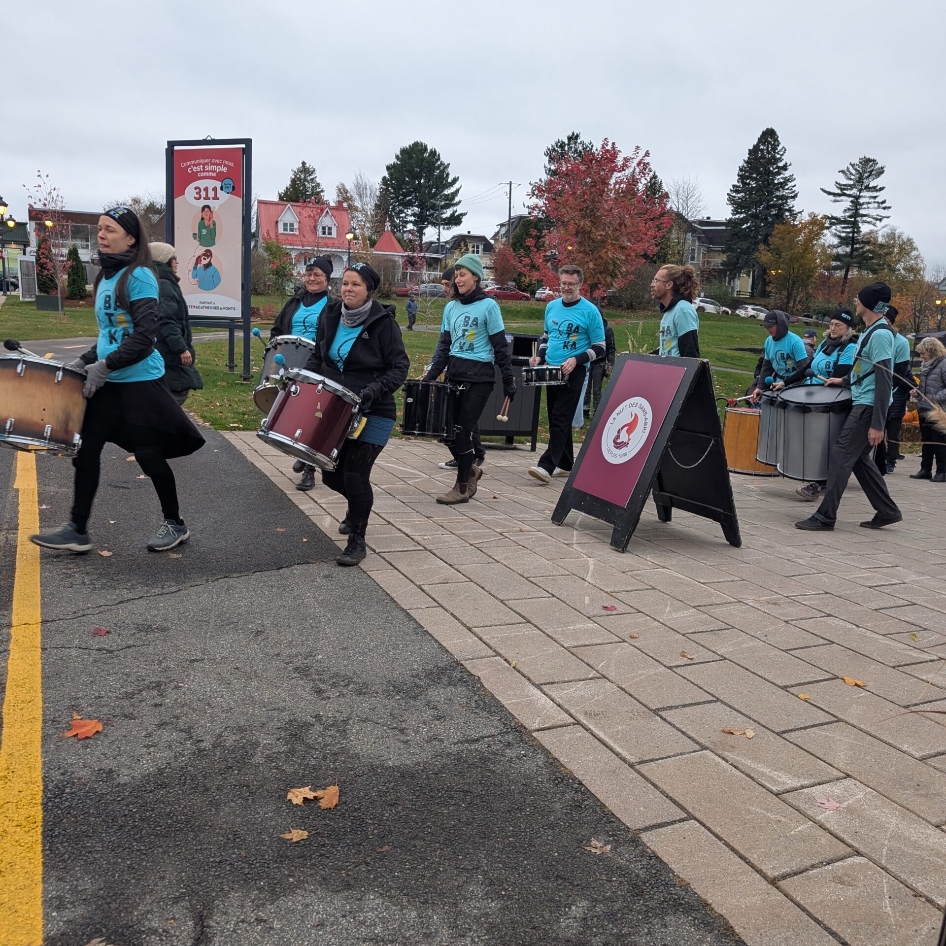 Marche de solidarité avec l’orchestre de percussions Bataka.
(Photo Médialo-Isabelle Houle)