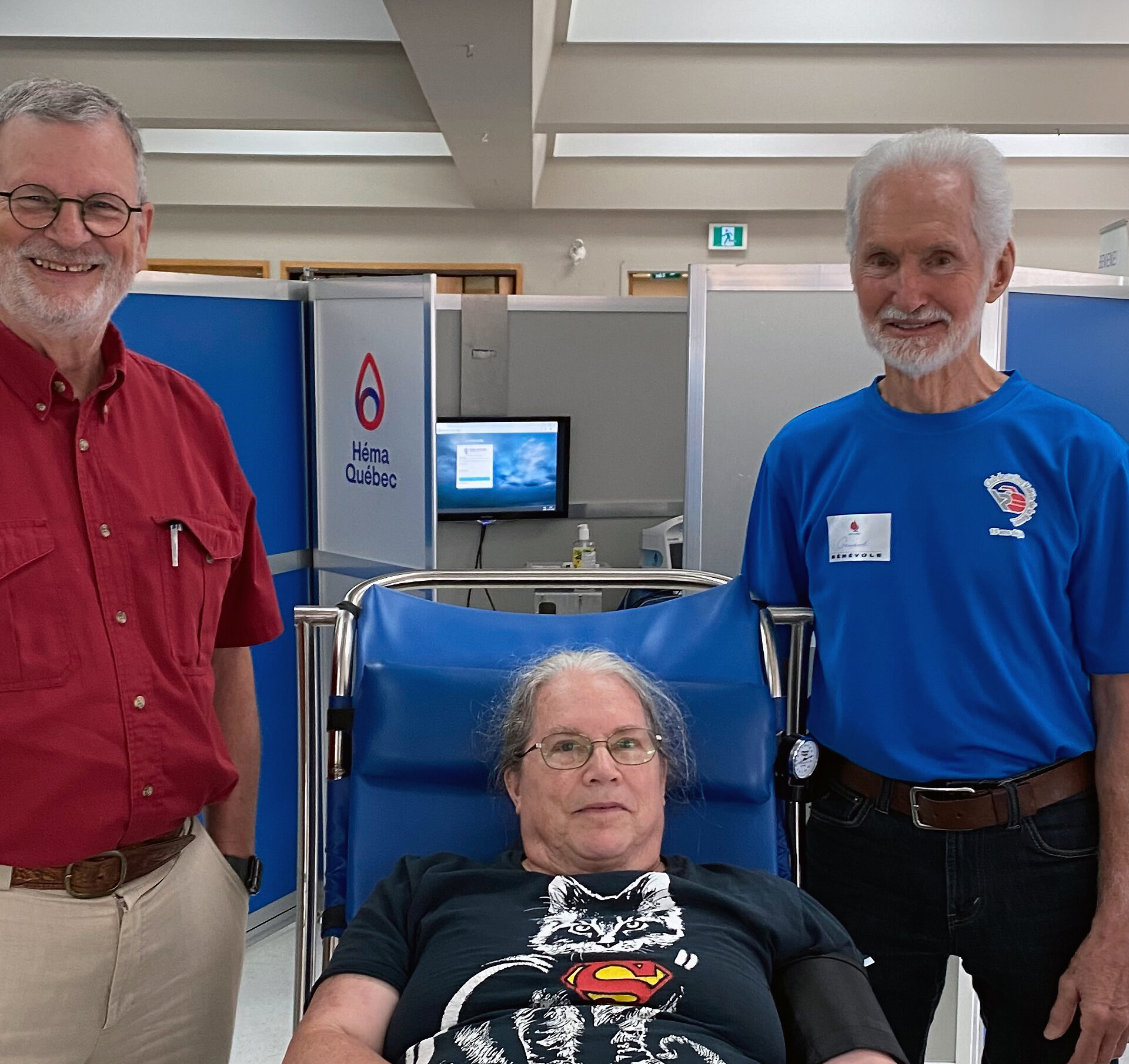 Sur la photo, Thérésa Bellefleur a eu l'honneur d'être la première à donner du sang. On la voit ici en compagnie du président du CCCVR, Robert Allard et Armand Guimond.
(Photo gracieuseté CCVR)