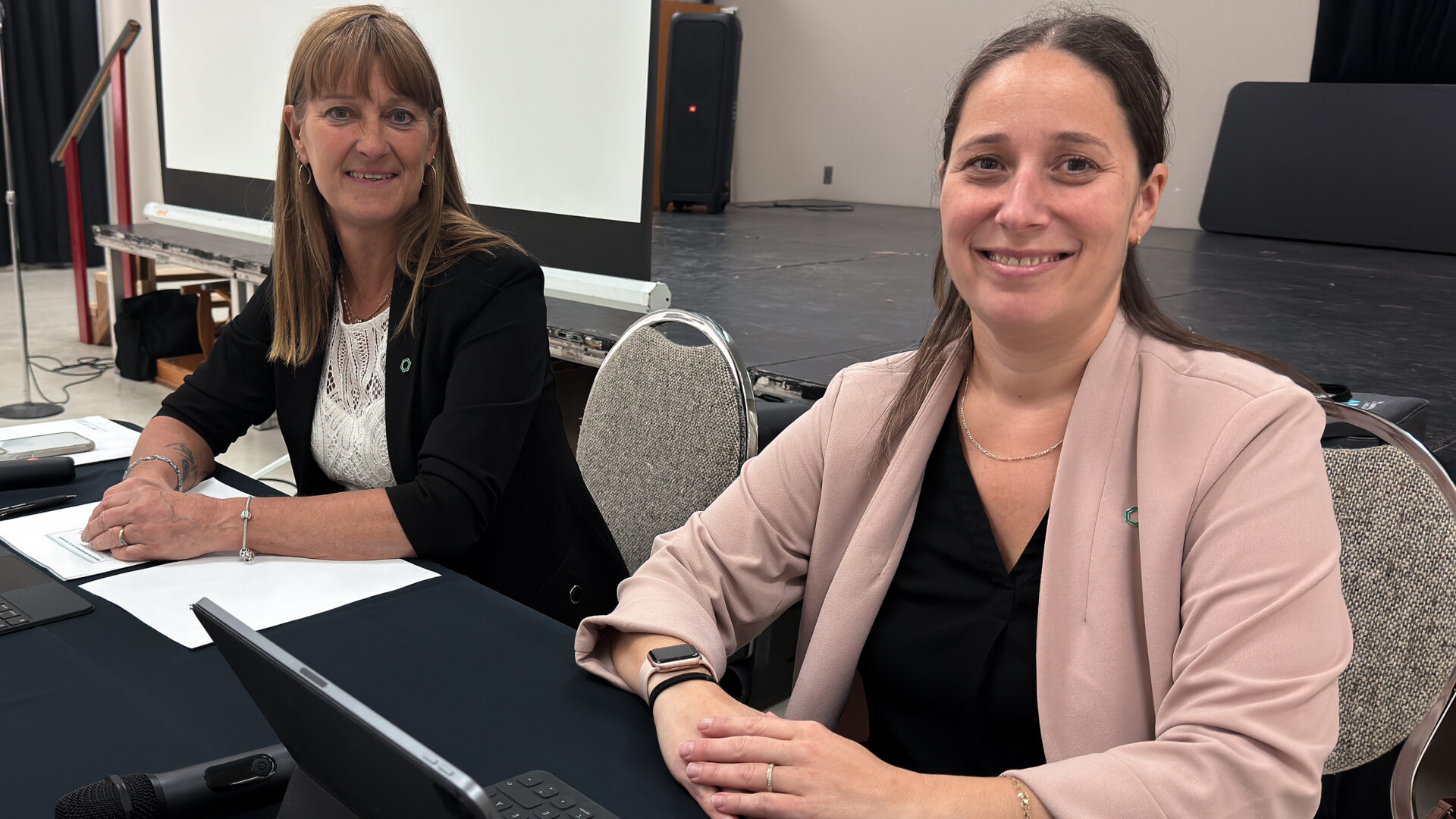 La présidente du conseil administratif de la Caisse Desjardins de la Rouge, Marlène Perrier et la directrice générale par intérim de l’institution, Évelyne Laverdière. Photo prise le 20 mai dernier.
(Photo Medialo - Archives-Ronald McGregor)